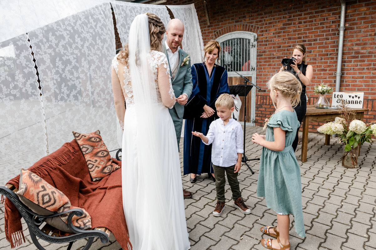 Country bruiloft, boerderij bruiloft, trouwen in Friesland, bruidsfotograaf, trouwfotograaf (95)