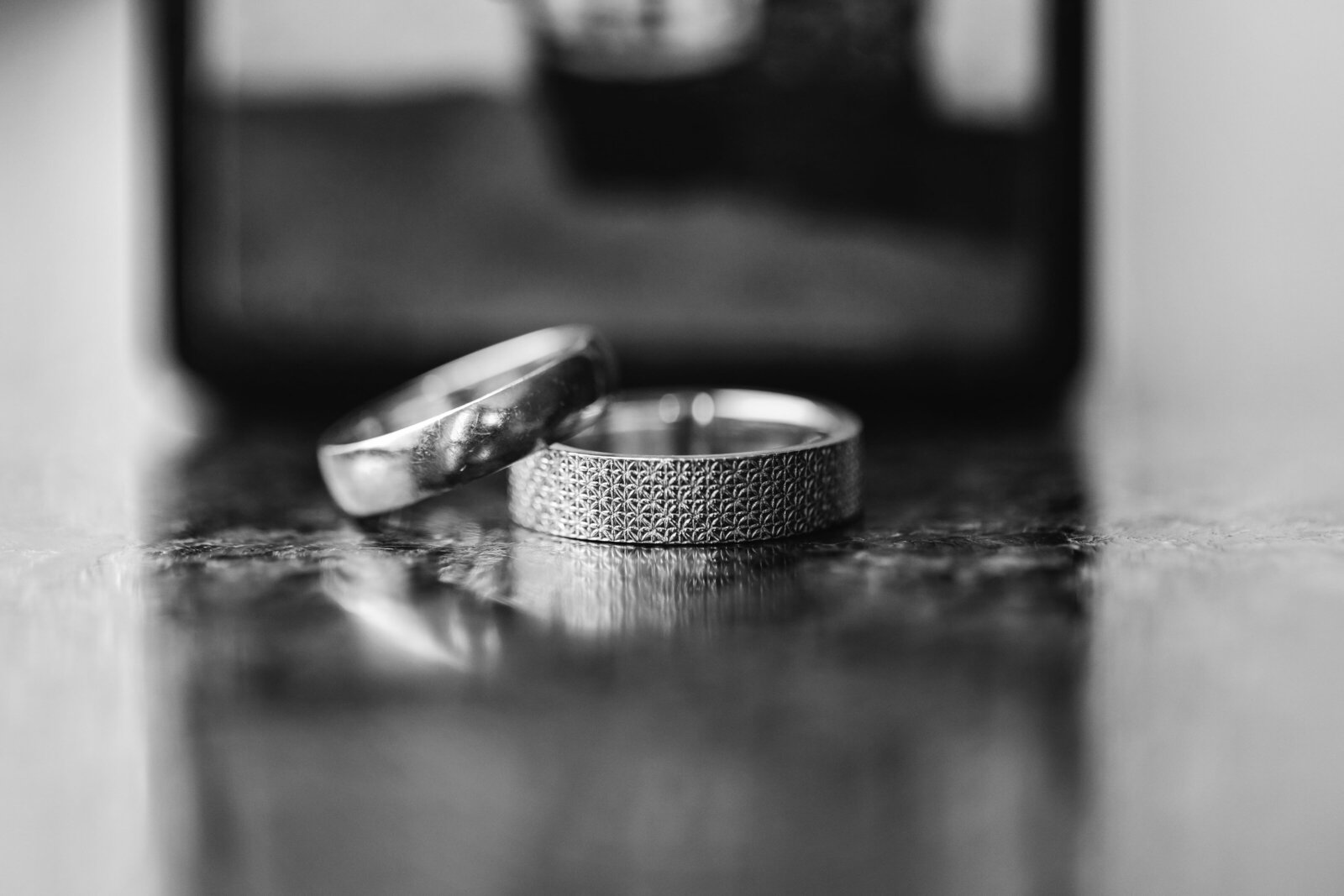 grooms-wedding-rings-detail-photo