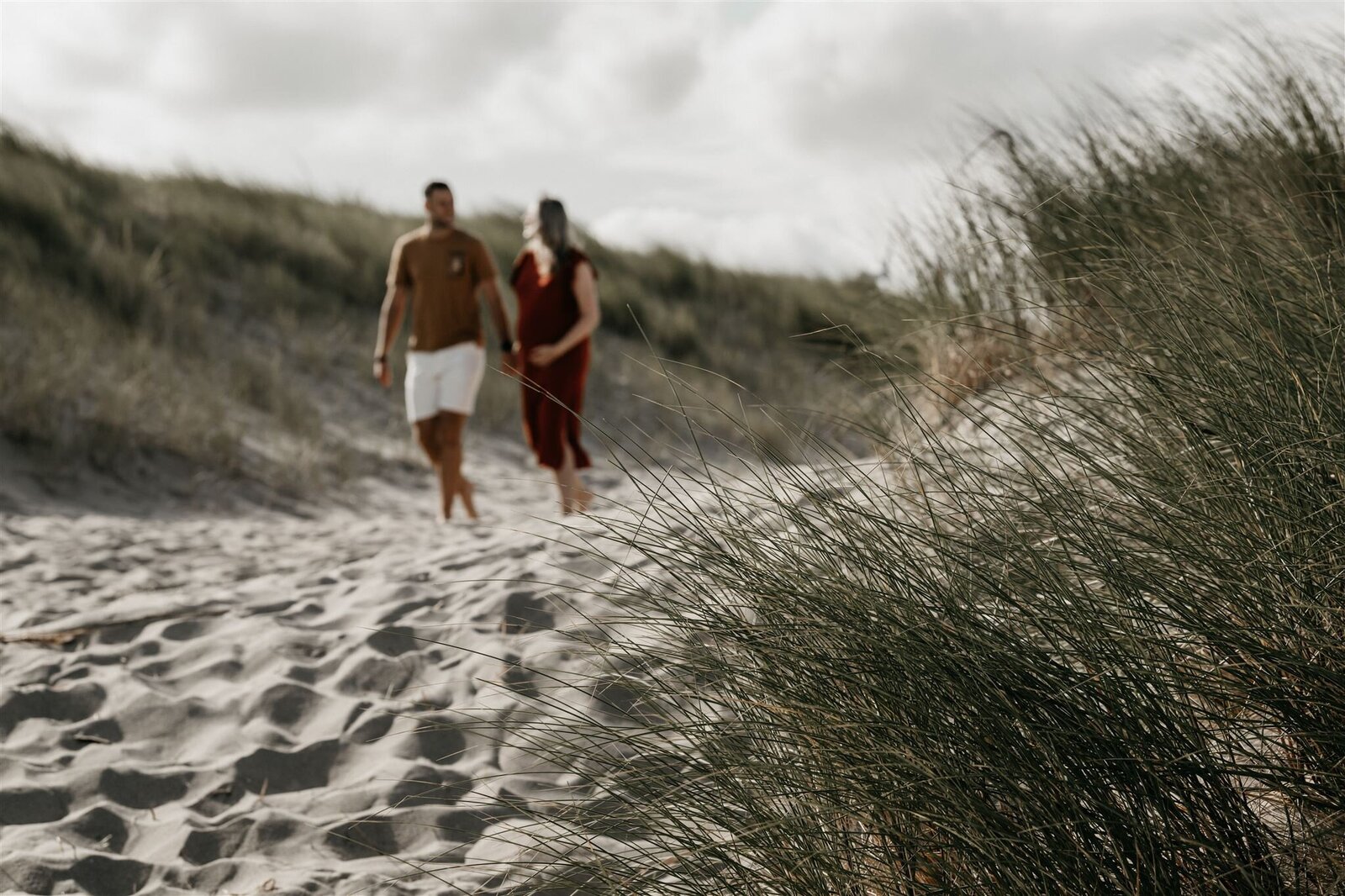 Zwangerschapsfotografie vol emotie en zachtheid, gemaakt door Nathalies Pictures in Nissewaard.