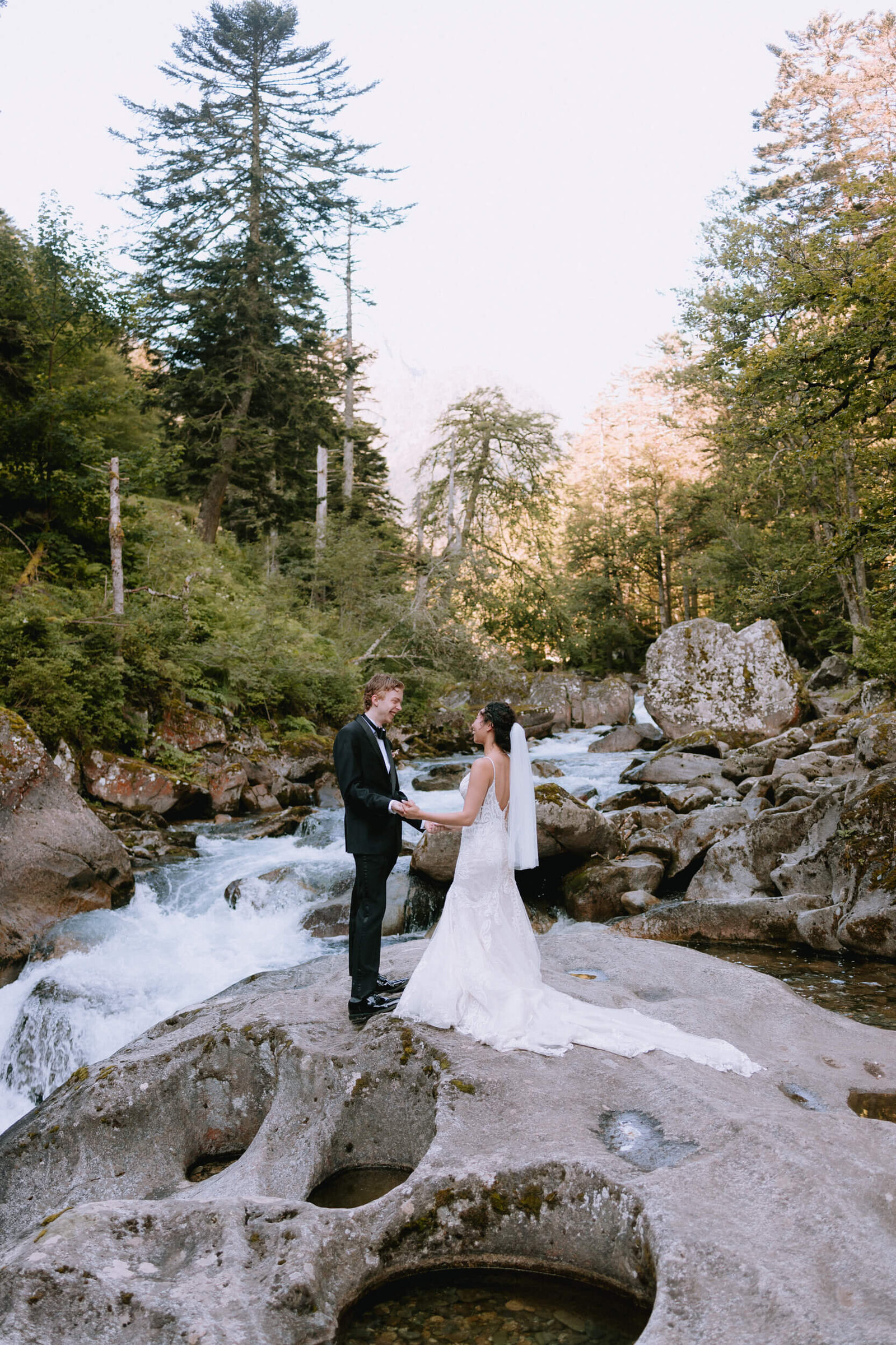 mariés dans la cascade du pas de l'ours