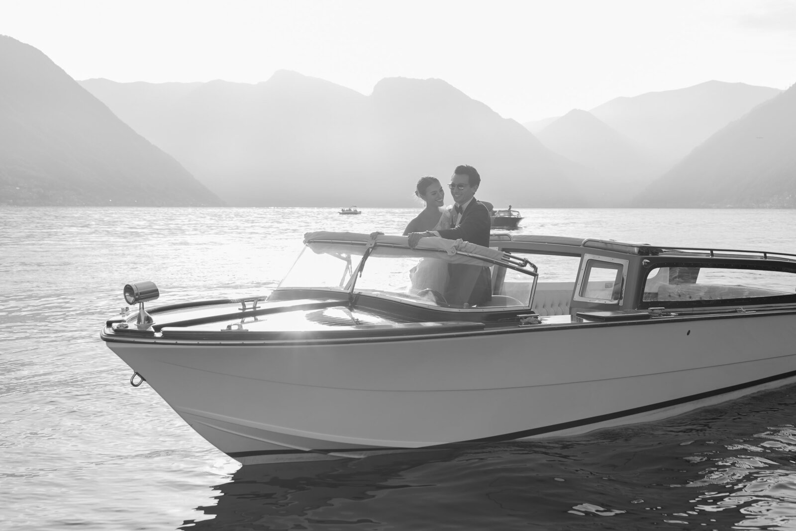 Destination Wedding Photographer Anna Lundgren in Stockholm Wedding in Lake Como boat elopement_073