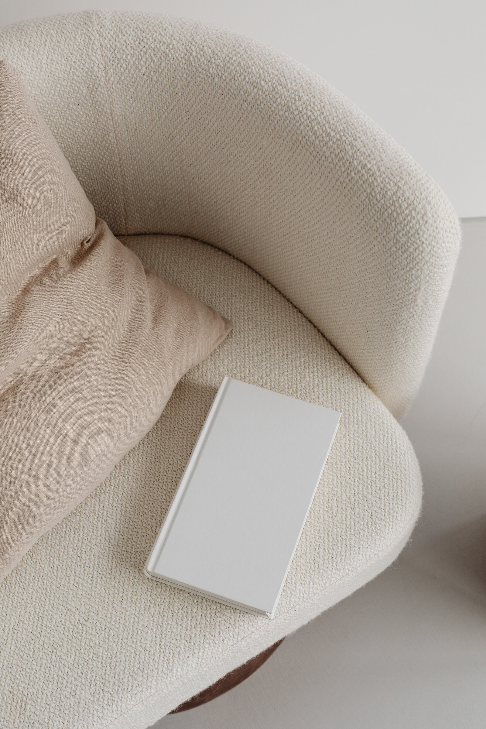 kaboompics_free-photos-for-mockups-blank-cover-book-cream-armchair-linen-pillow-27342