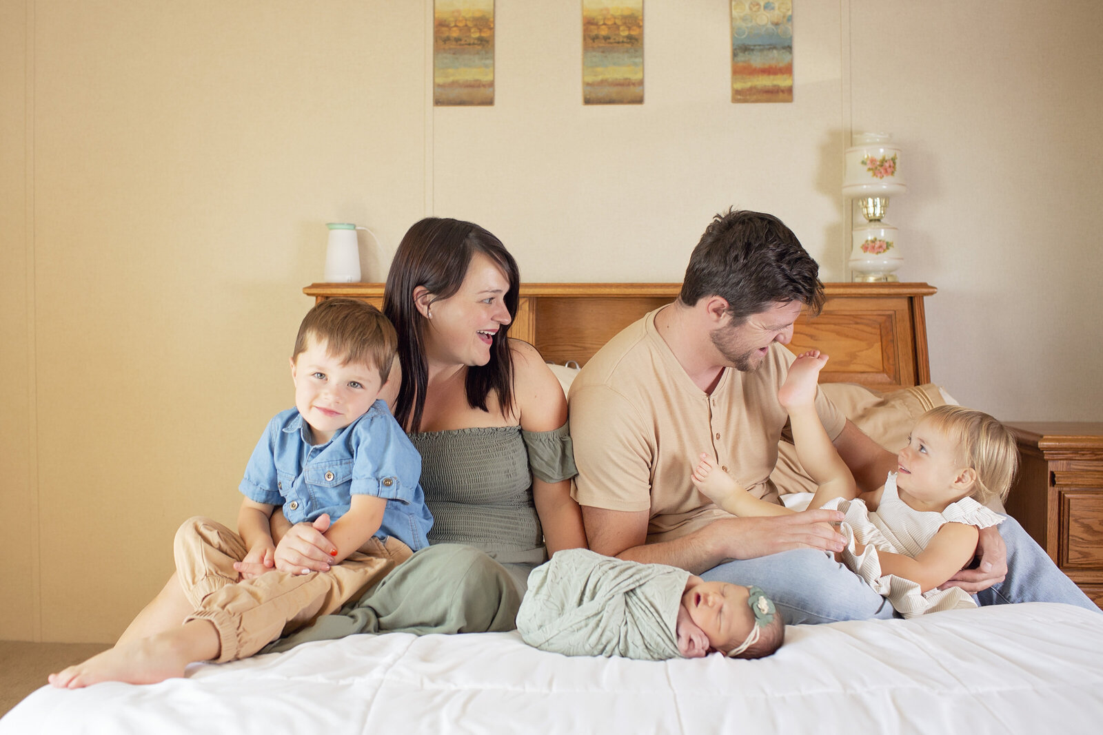 Candid-family-newborn-lifestyle-session-in-ABQ