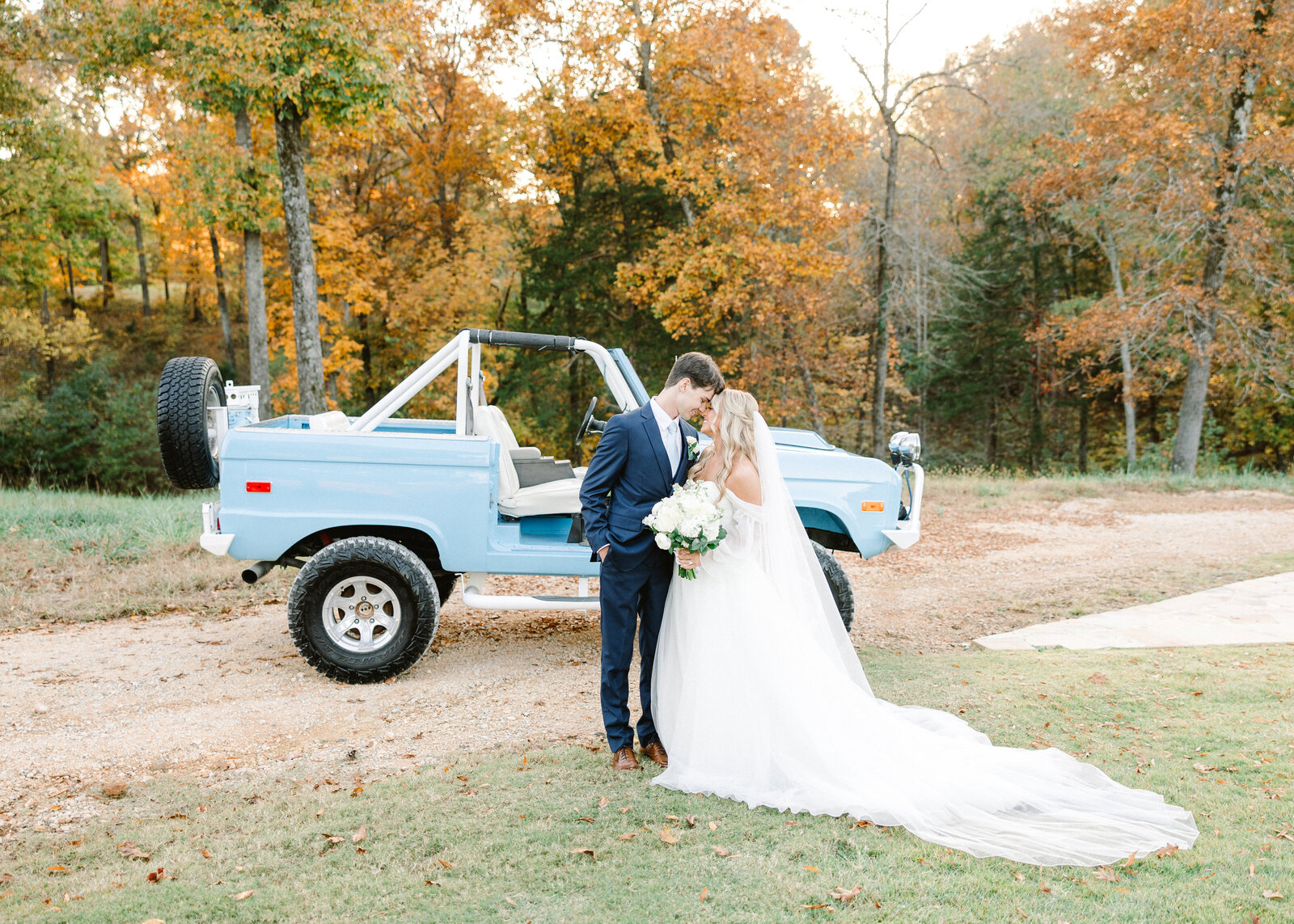 Luxury couples photography in Alabama for Aubree and Garrett, focusing on fine art wedding moments.