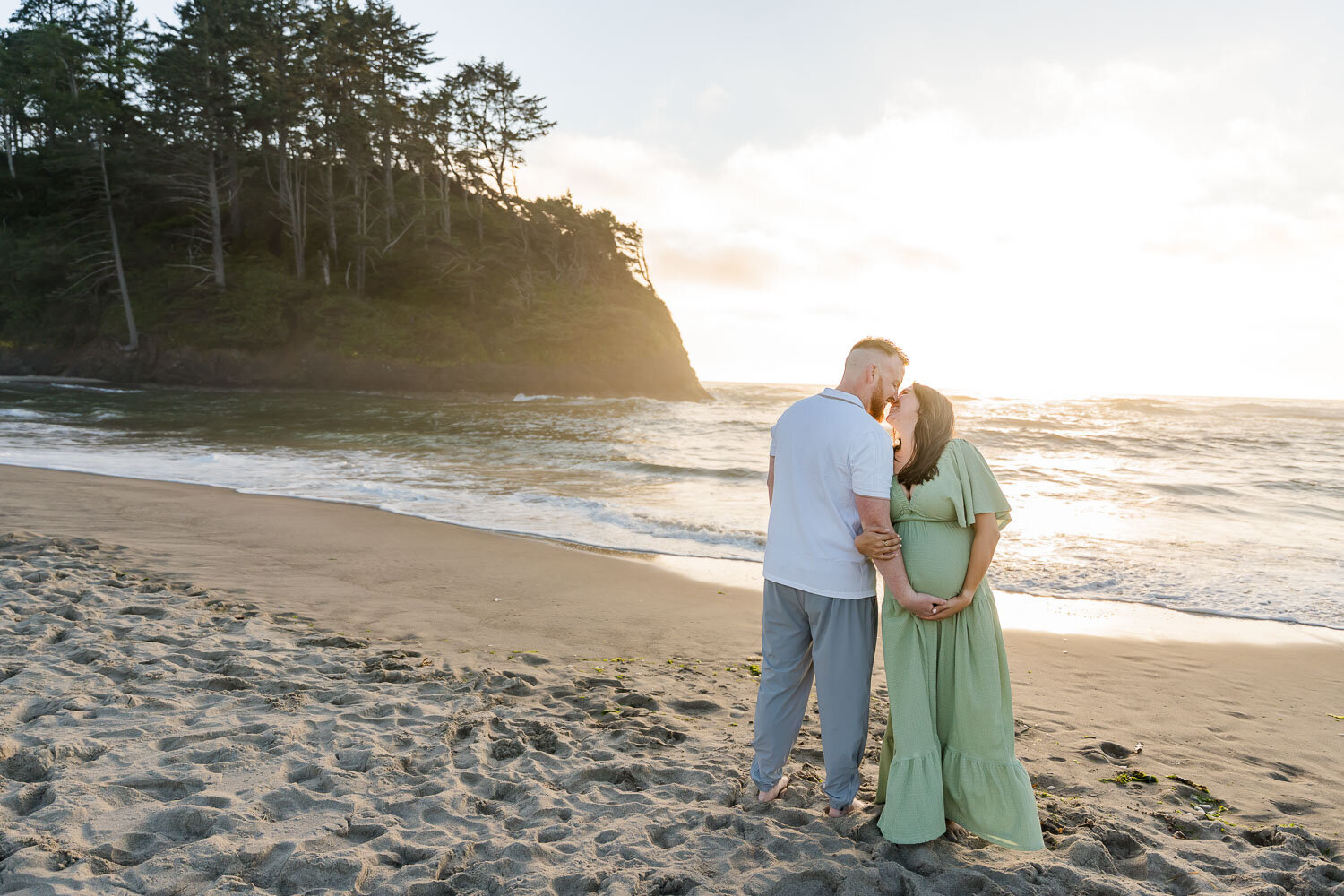 Maternity Photographer in Neskowin Oregon 