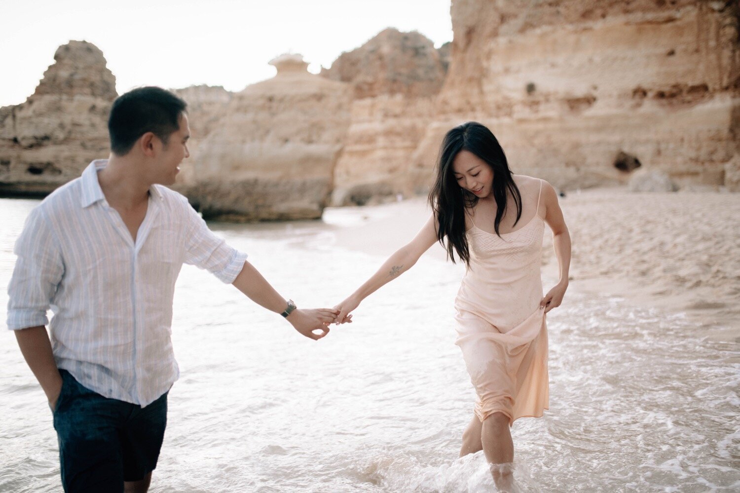 30_Flora_And_Grace_Portugal_Editorial_Wedding_Photographer Lisboa_Wedding_Photographer-209_Natural editorial wedding photographer at the Algarve coast in Portugal. Discover the wedding photography of Flora and Grace.