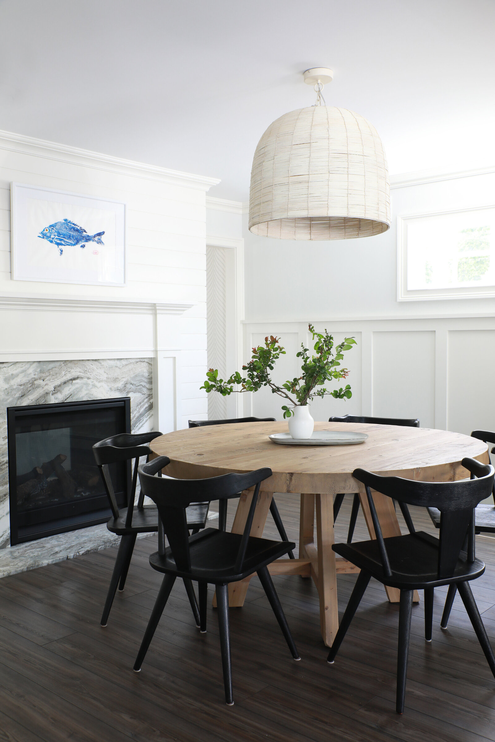 COASTAL-DINING-AREA-WITH-WOVEN-CHANDELIER