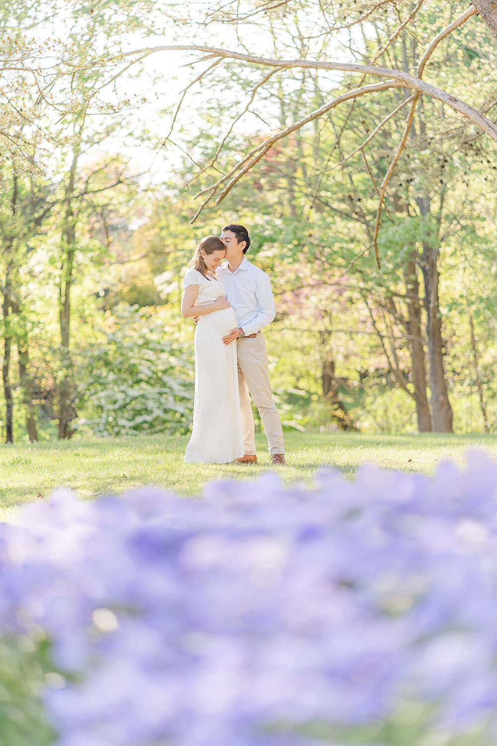 dad kisses mom during Alexandria, VA maternity session