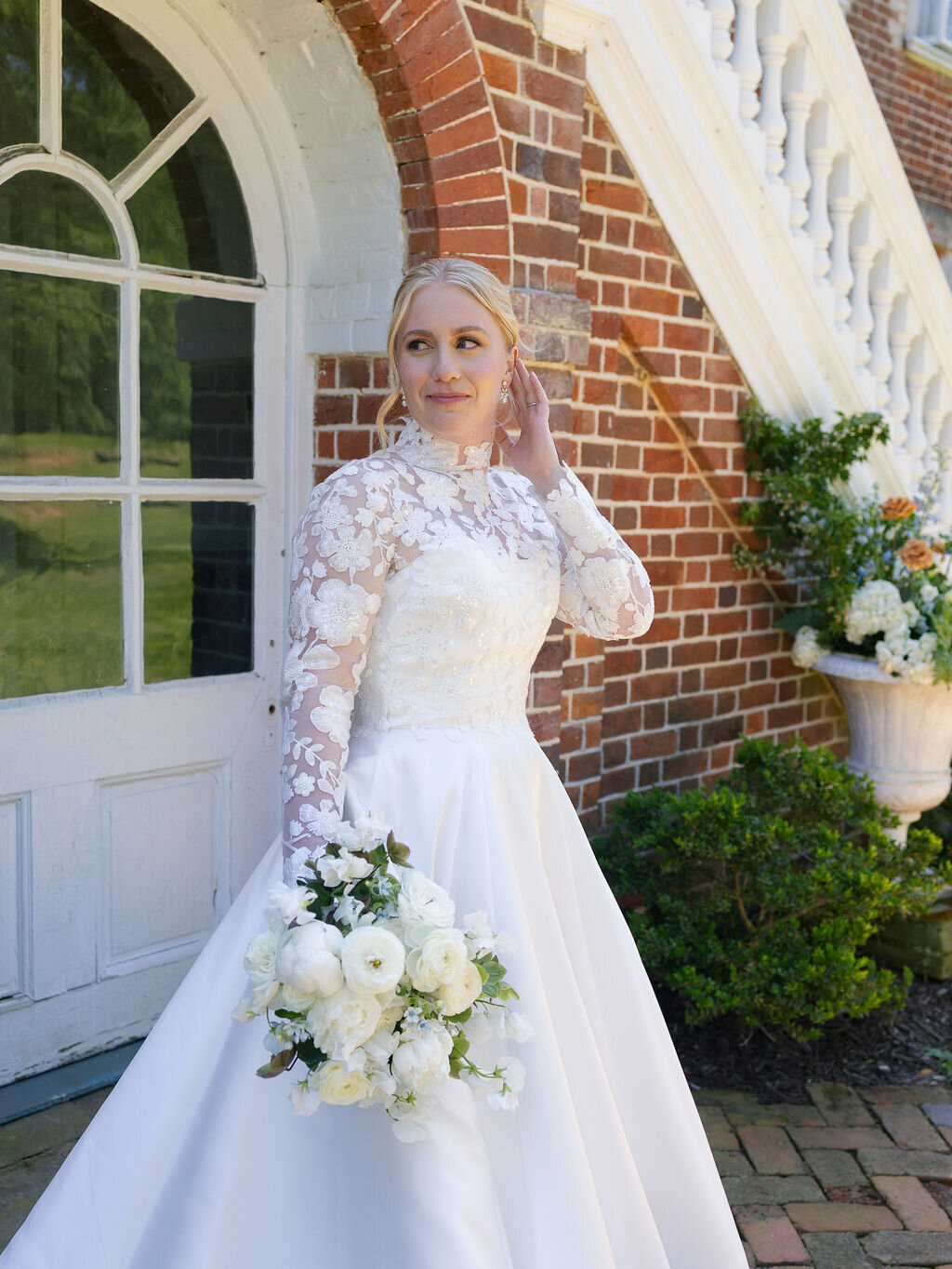 4_Kate Campbell Floral Whitehall Manor tented spring wedding by Anna and Wright photo