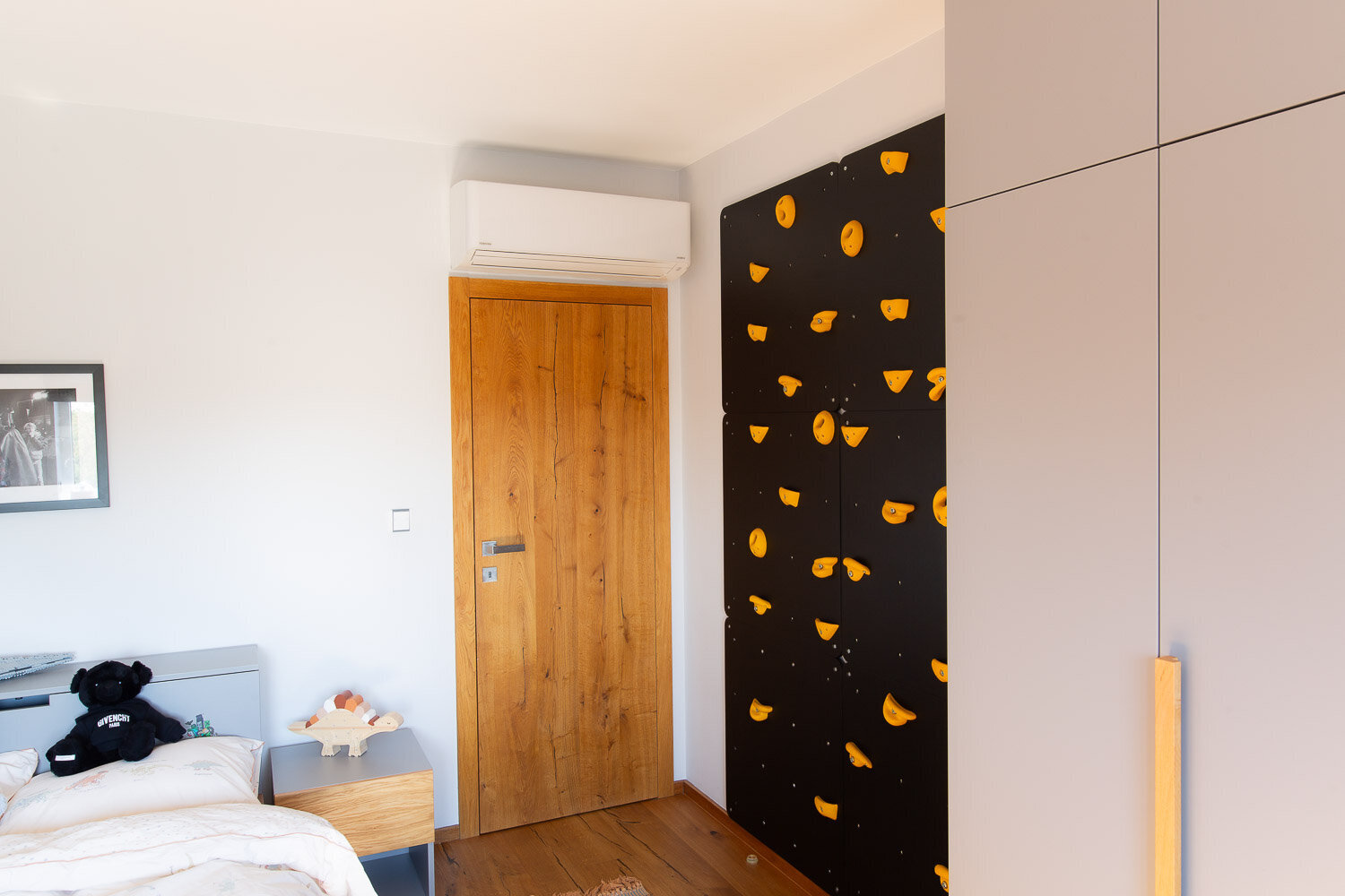 lezecká stěna v pokojíčku