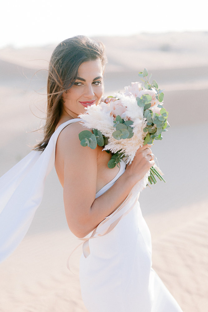 Wedding_photoshoot_in_the_desert_of_dubai_with breide_and_groom_editorial_bridal_shoot_gabriella_vanstern (11)