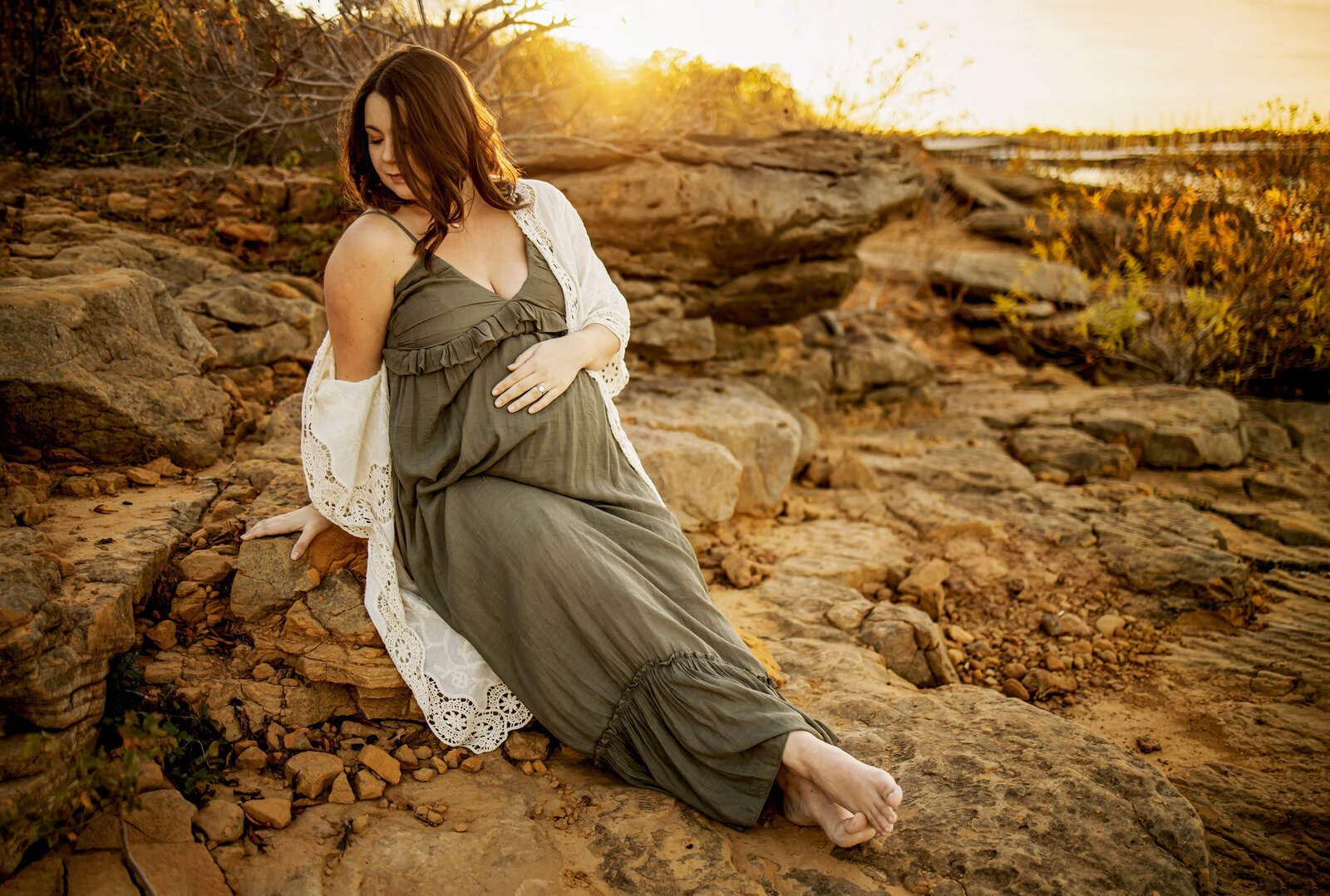 mom poses for her maternity photos in Grapevine Texas