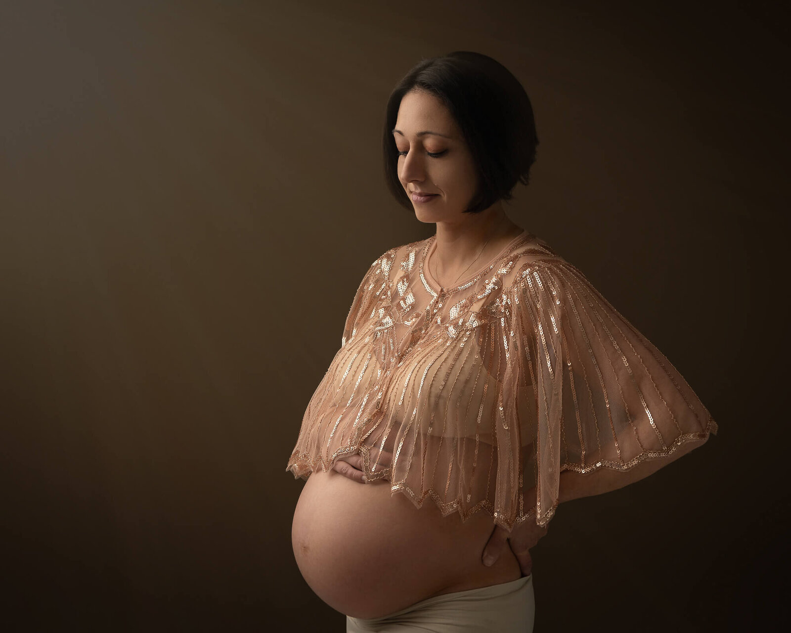 golden light falling on pregnant belly, maternity picture