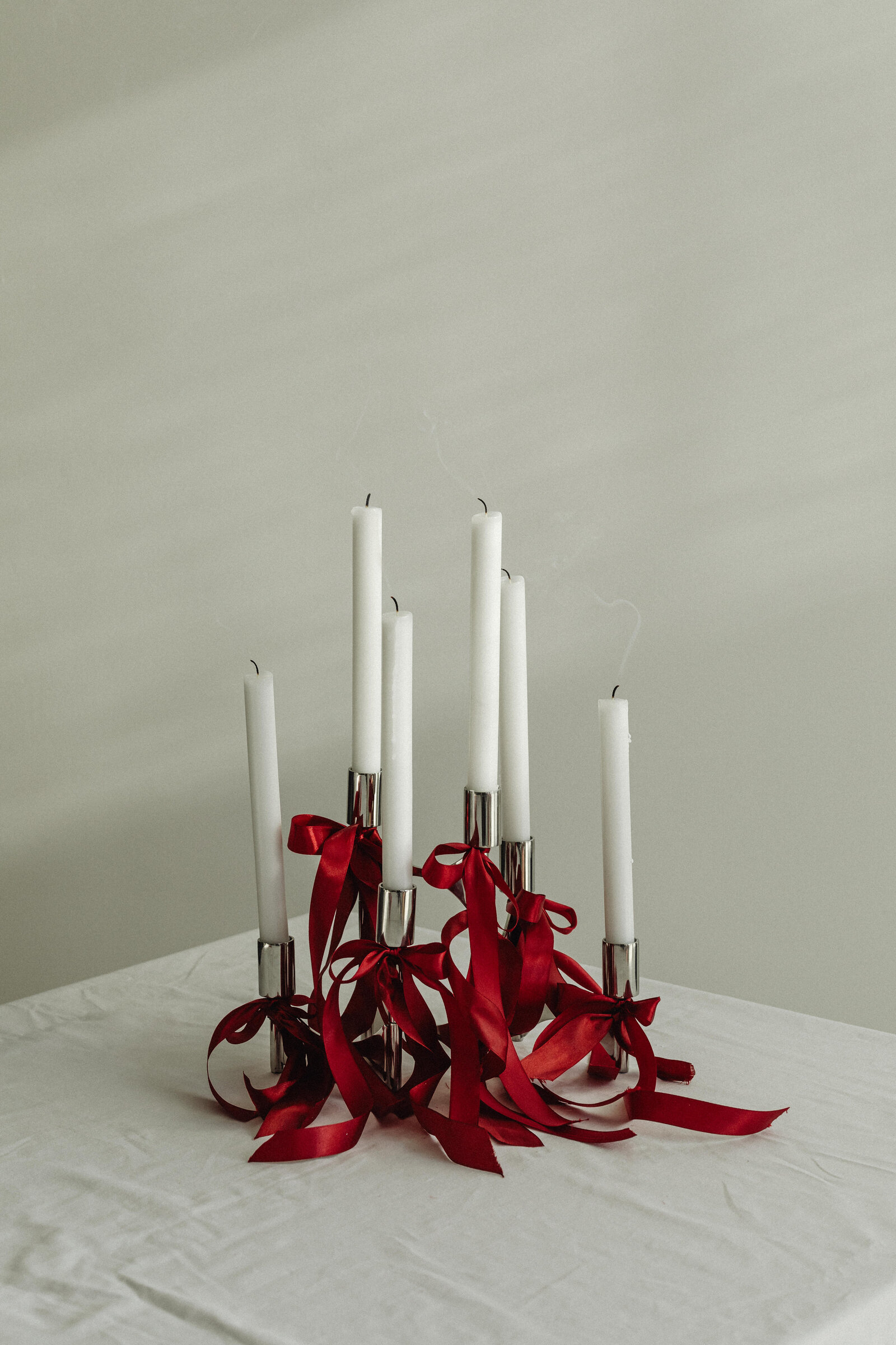 kaboompics_the-romance-of-ribbons-bow-candle-holder-34596