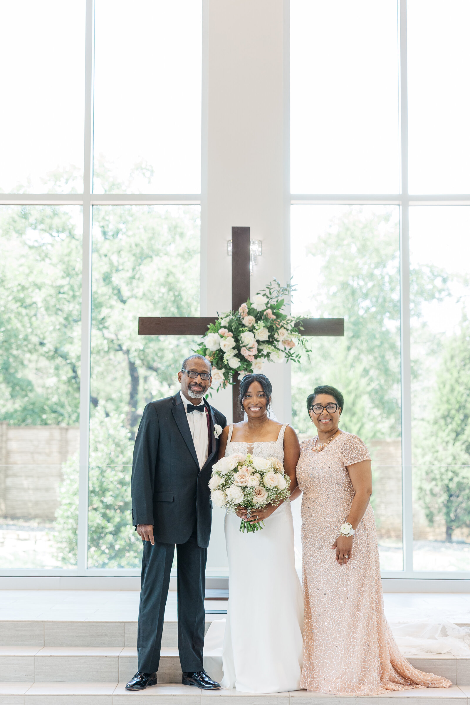 wedding photography bride and her parents 