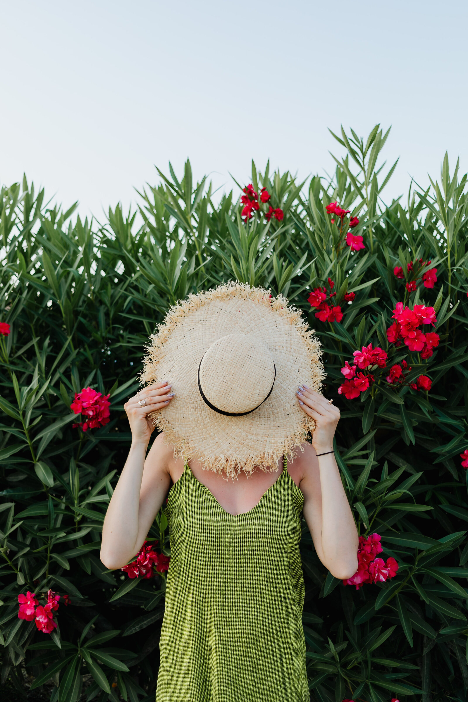 kaboompics_a-smiling-woman-in-a-summer-hat-with-pink-flowers-13204