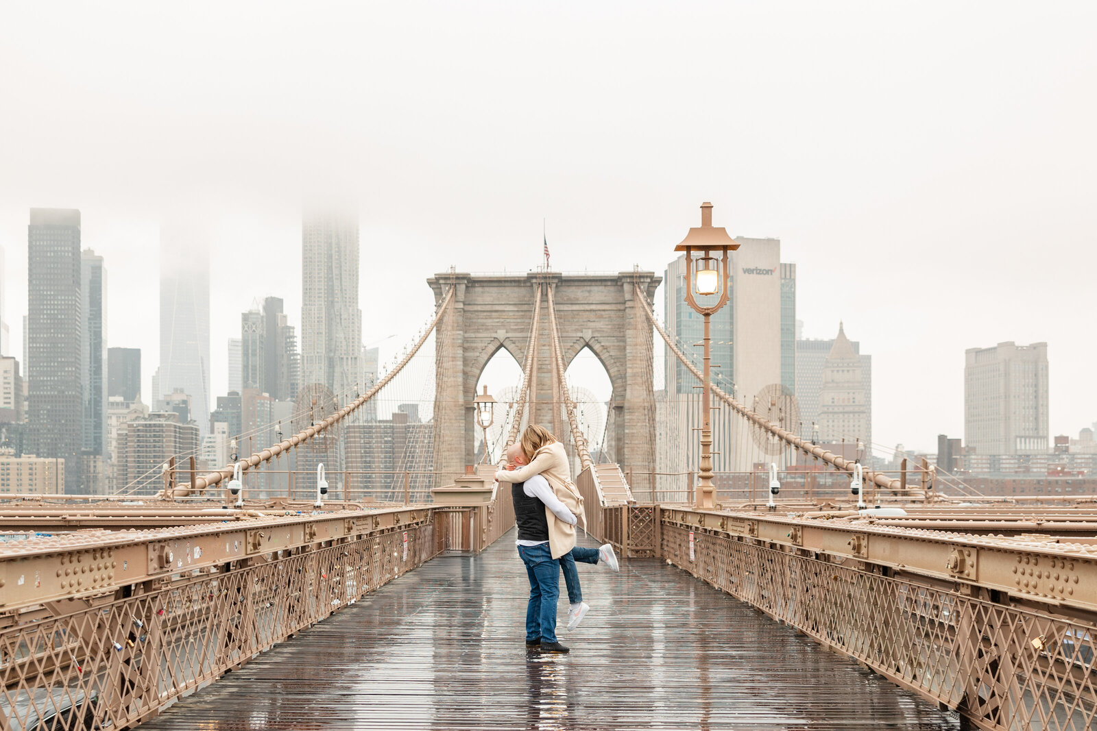man and woman kissing on the brooklyn bridge