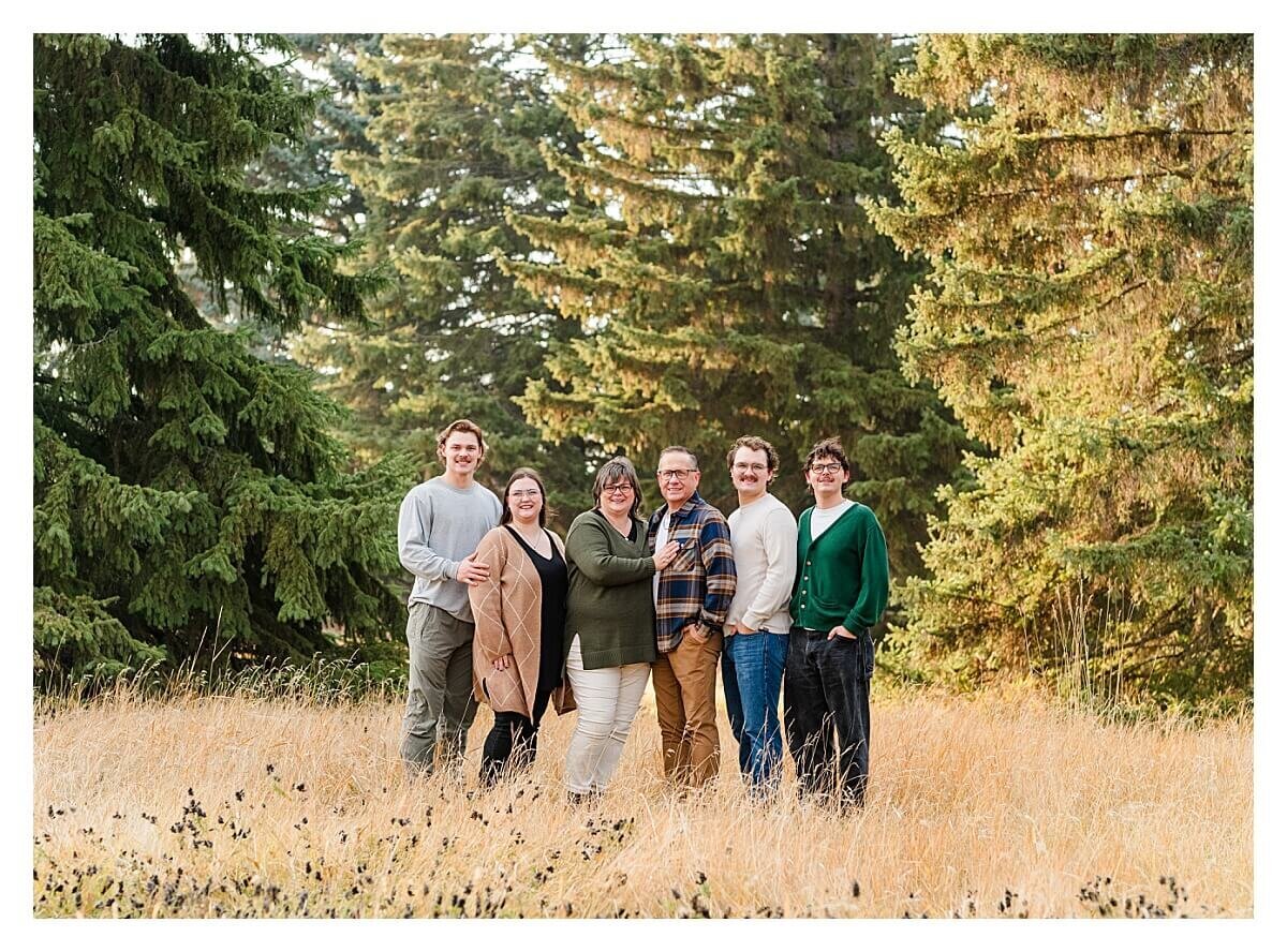 Red Deer-Family-photographer-extended-family-session-Michener-Park (7)