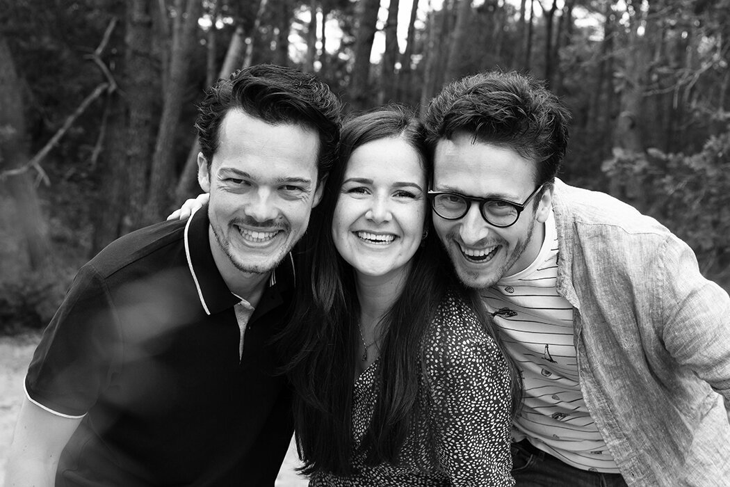 Broers en zus, gezinsfoto's met humor, familiefotograaf Brabant