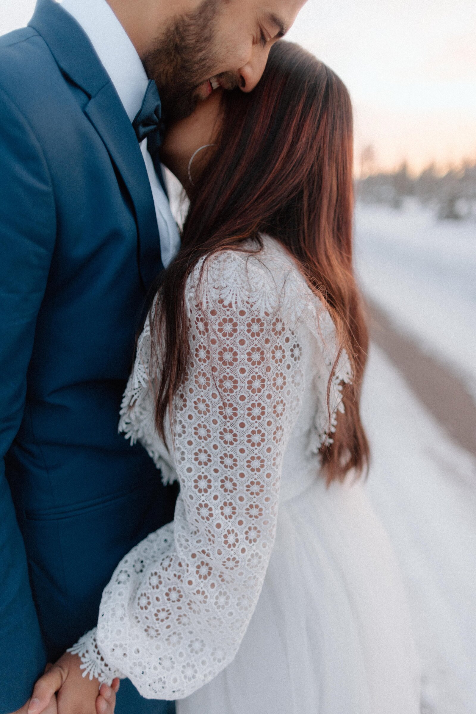 winter-wedding-kiruna-lapland-photographer-elopement-snow-bröllop-bröllopsfotograf_2