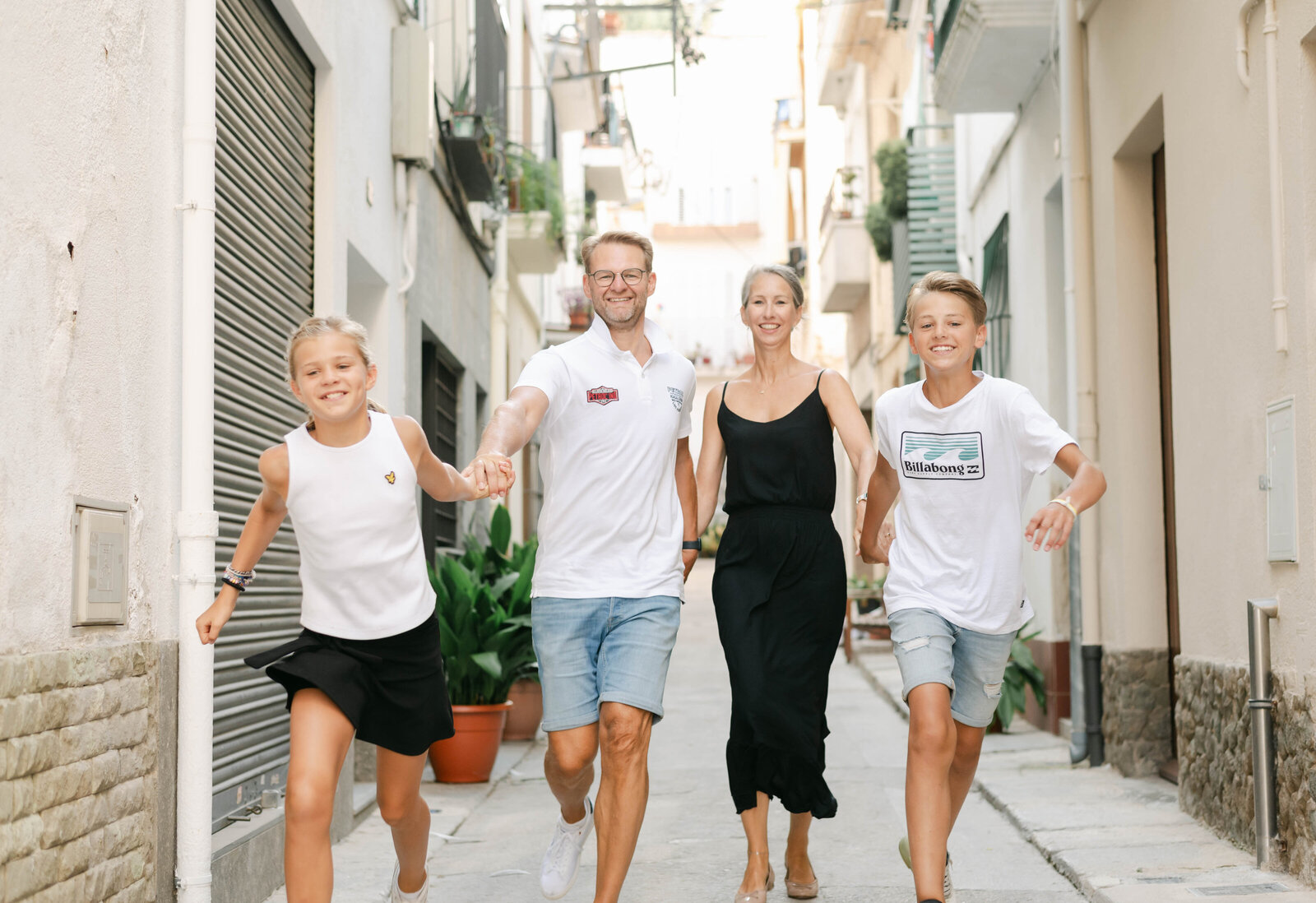 Gezinsshoot in smalle straatjes van blanes, spanje