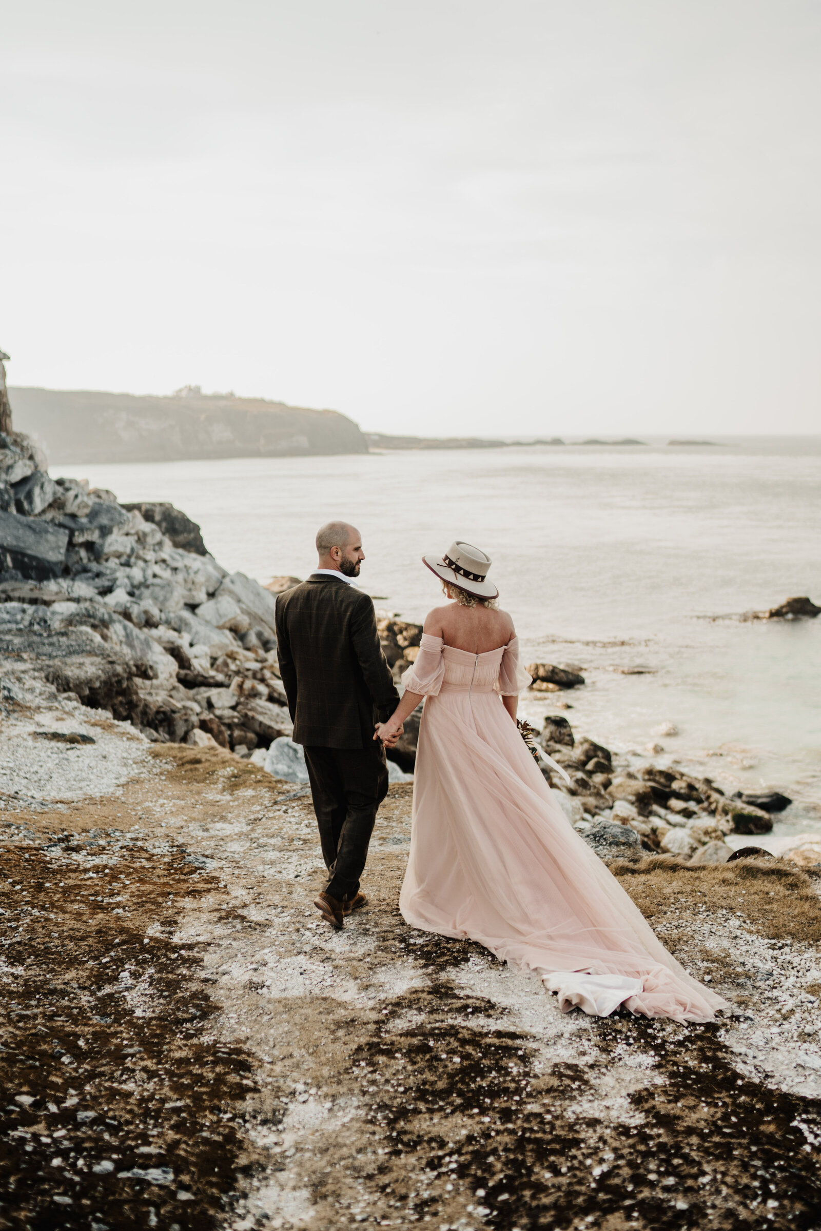 carrick-a-rede-rope-bridge-wedding-01131-66