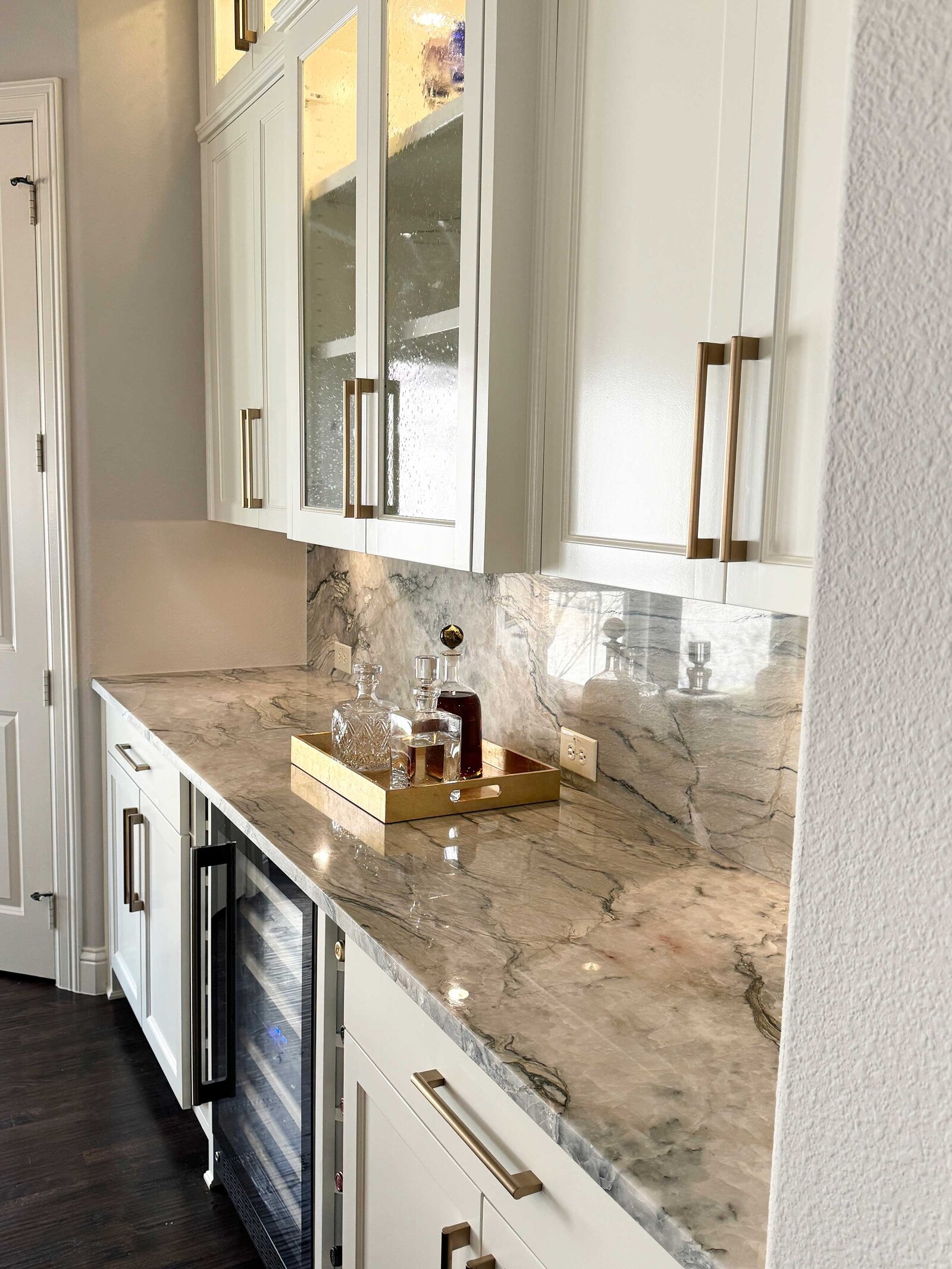 Interior design services in Frisco TX, featuring a kitchen renovated with elegant fabrics, white and gold decorations, and a sophisticated touch.