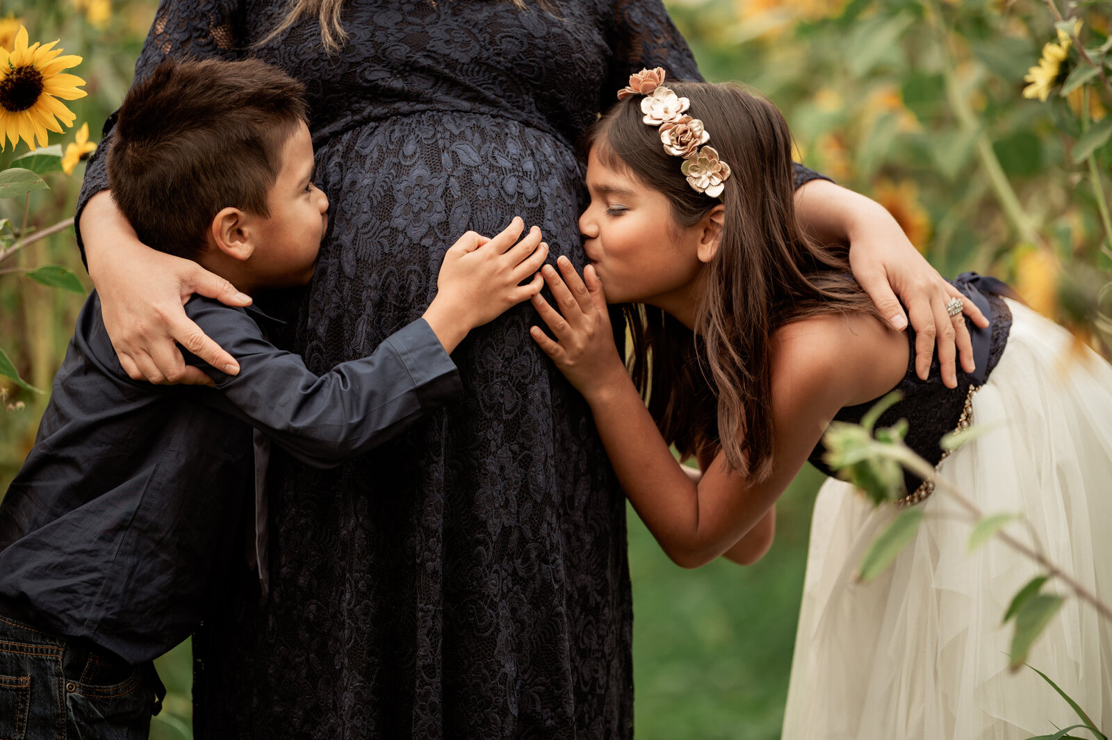 kids kiss maternity belly