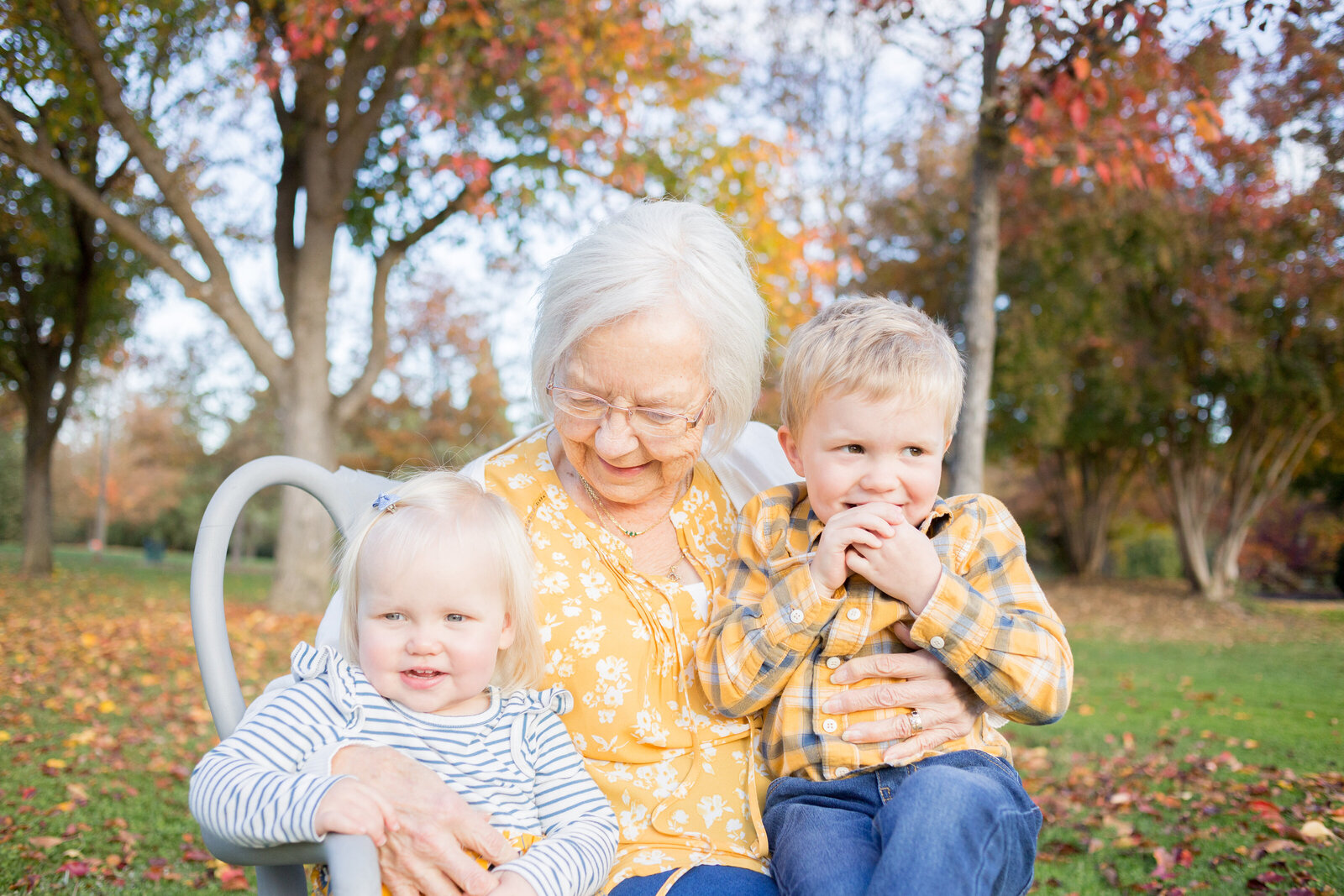Seattle Wedding Photographer captures grandma with grandkids