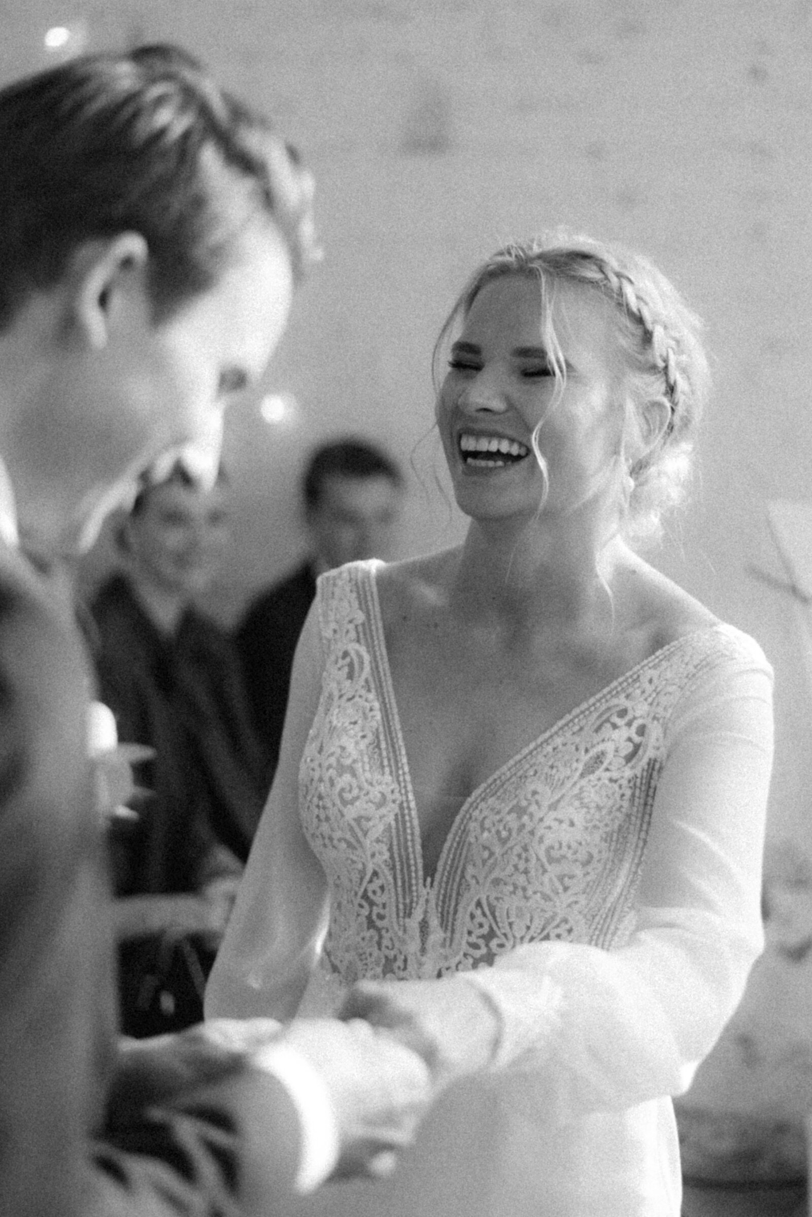 A documentary wedding  photo of the wedding couple in a wedding ceremony in the orangerie in Oitbacka gård captured by wedding photographer Hannika Gabrielsson in Finland