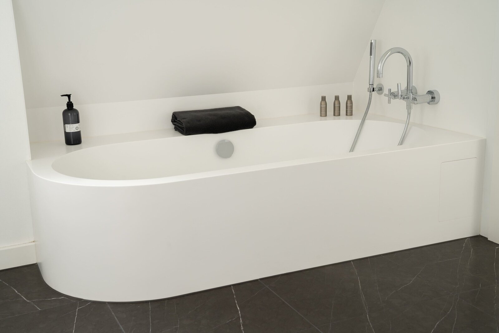 Badezimmer-Adam-Innenausbau-Badewanne
