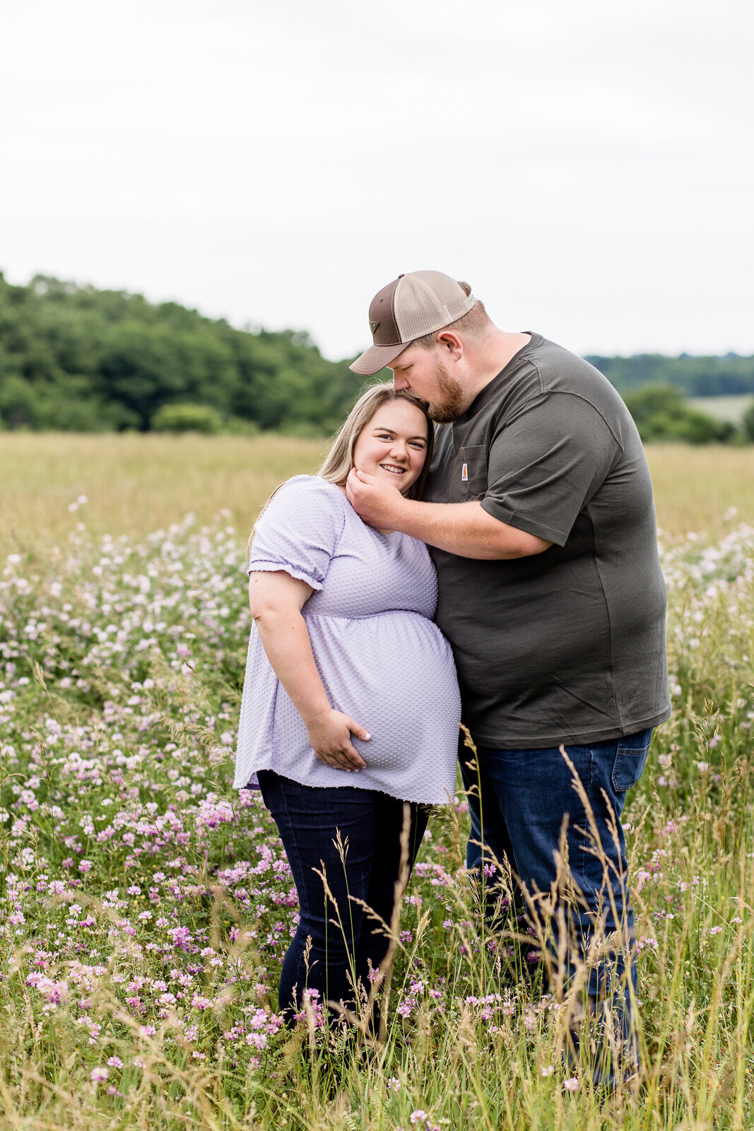 outdoor_maternity_photography_session_Frankfort_KY_photographer_in_a_field-3