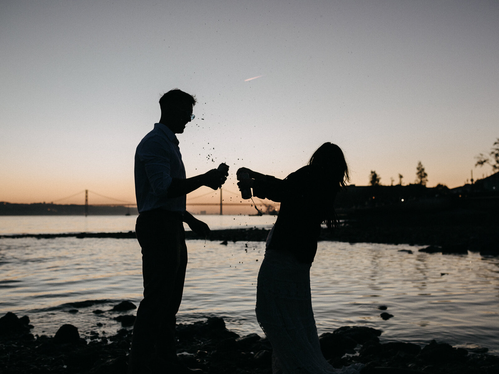 Couple with beers in a beautiful sunset photoshoot in Lisbon, Portugal