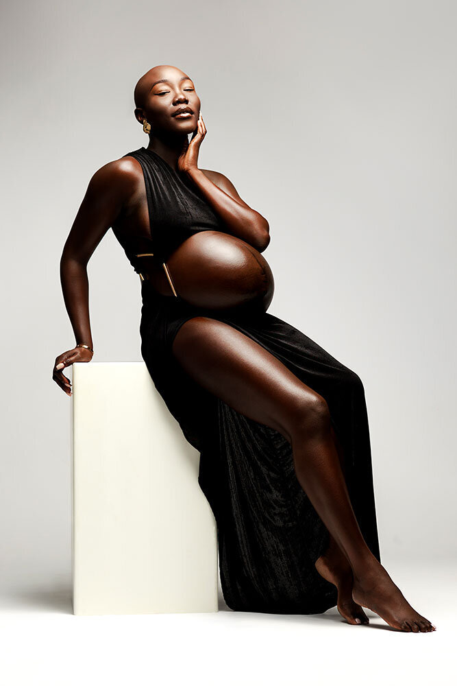 high-contrast-moden-maternity-luxury-black-white-rich-brown-color-strike-a-pose