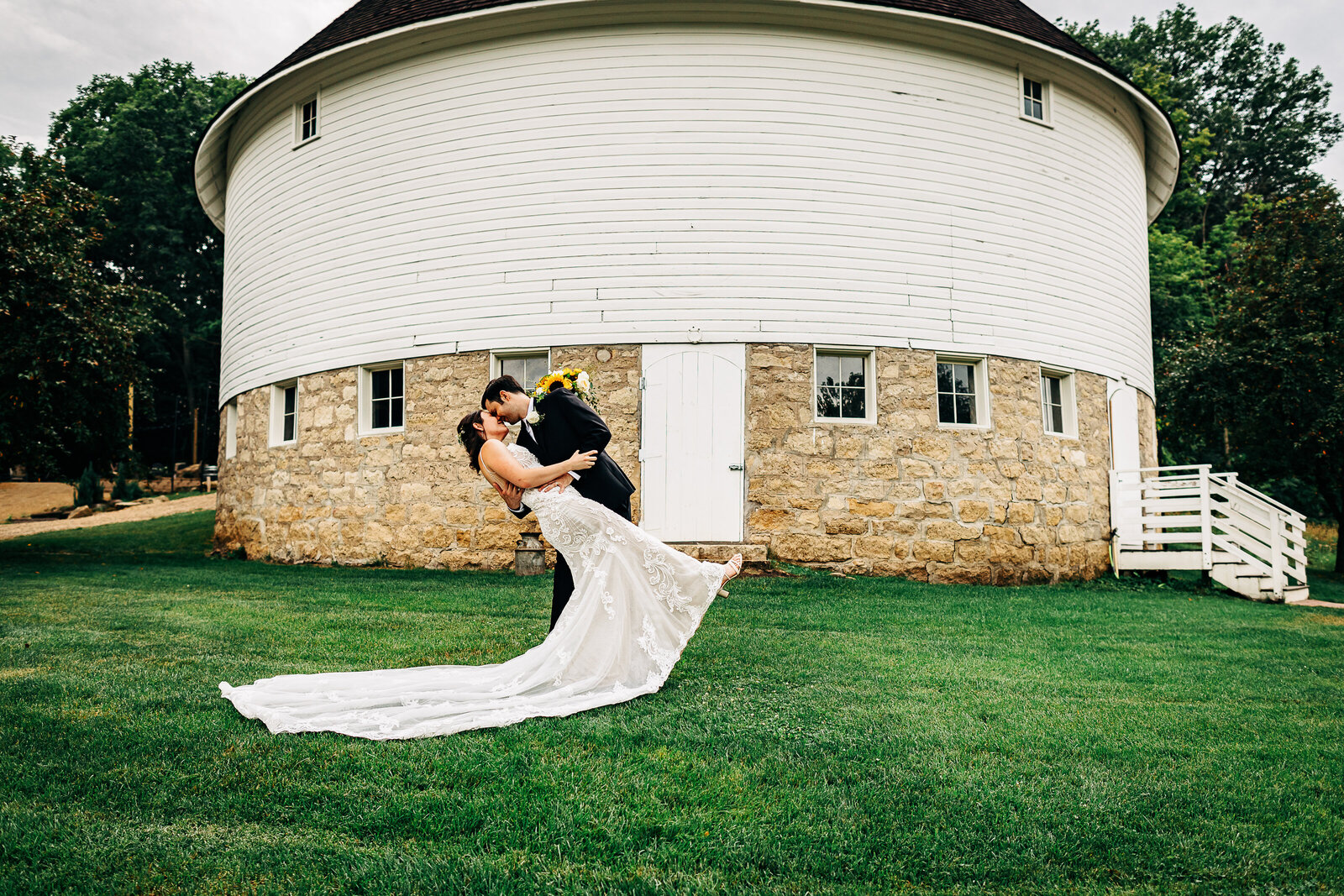 round-barn-farm-red-wing-minnesota-wedding-photographer
