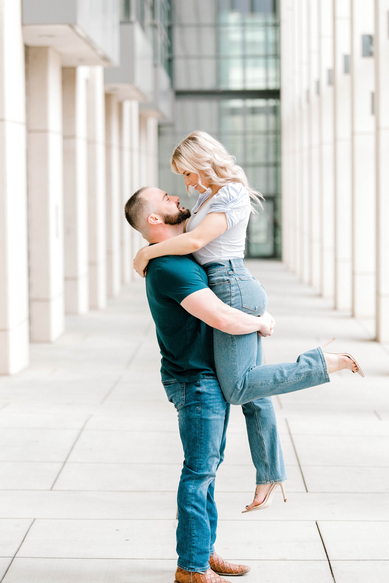 Charlotte-Engagement-Photographer-North-Carolina-Bright-and-Airy-Alyssa-Frost-Photography-Uptown-Charlotte-5