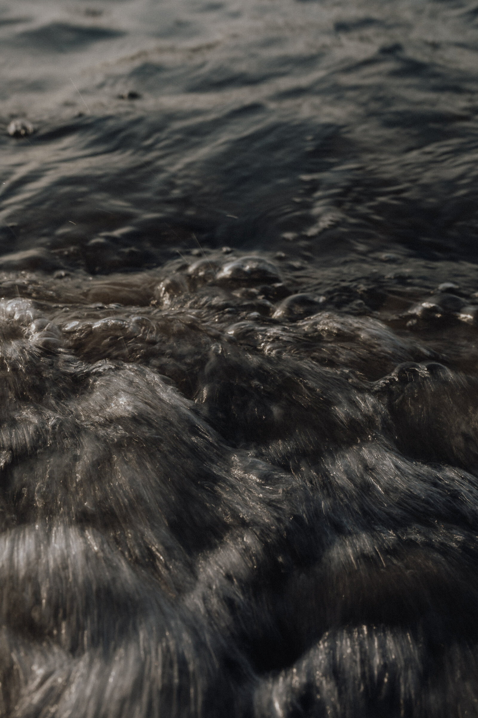 kaboompics_dramatic-background-images-of-wavering-waters-32775