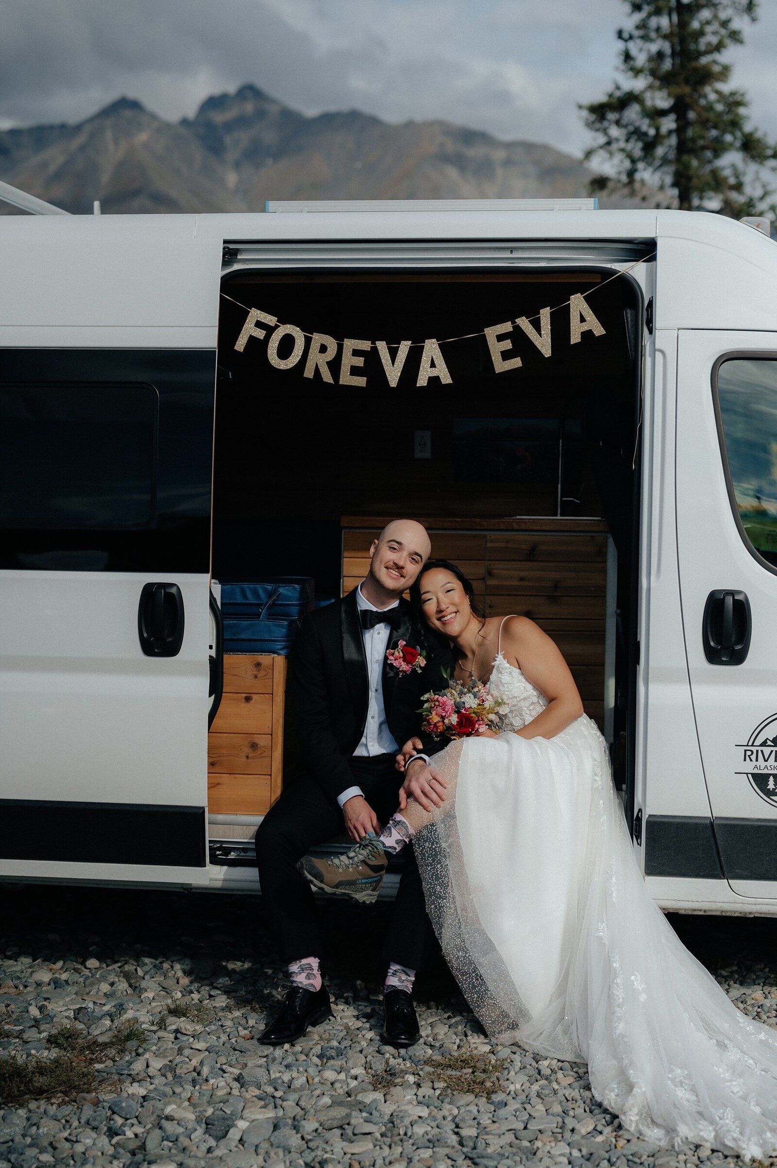Christina+Matt_Knik-Glacier-Elopement_EmeliaKPhotography-63