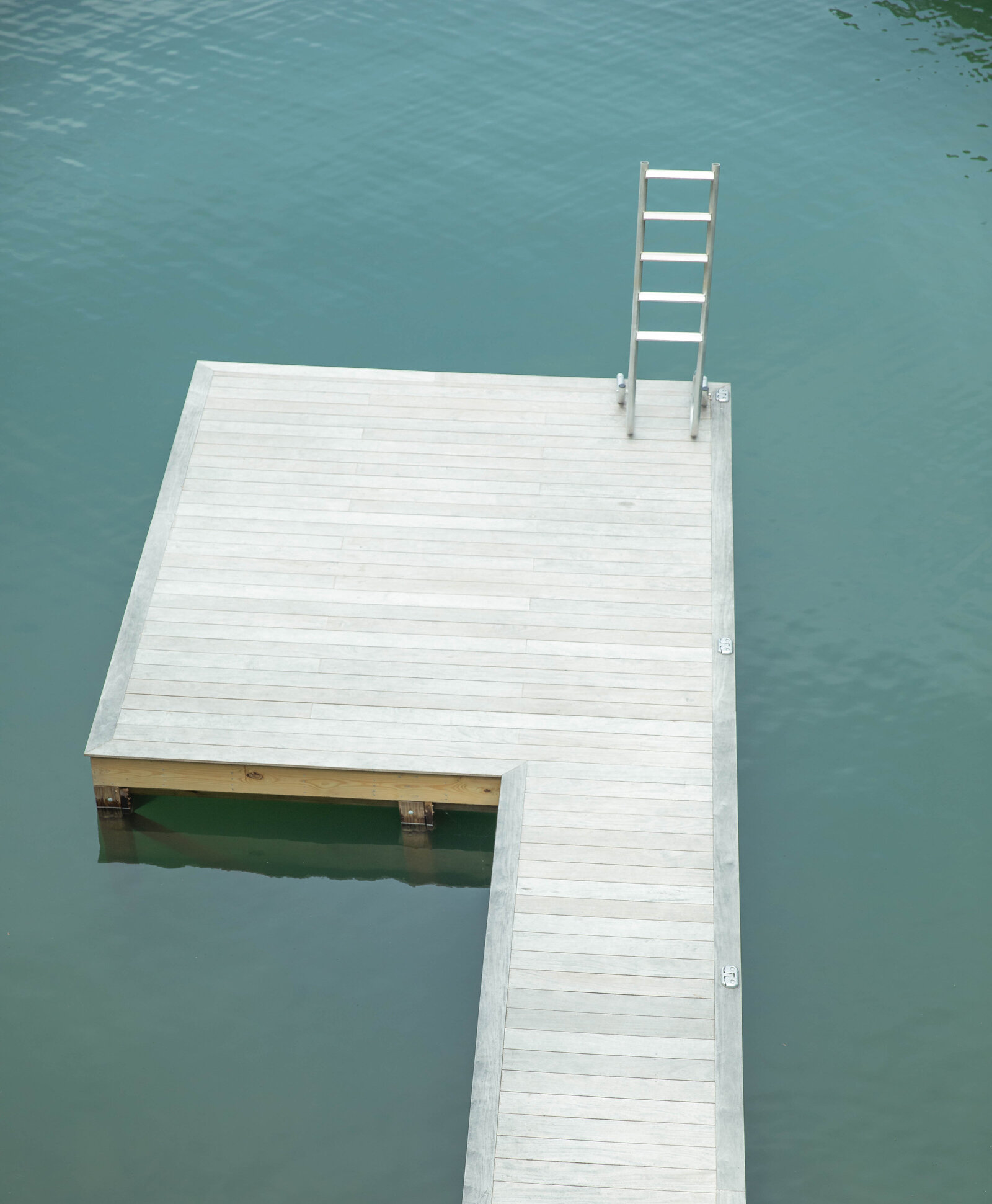 la_bella_vie_lakehouse_design_dock_on_the_water_lake_burton