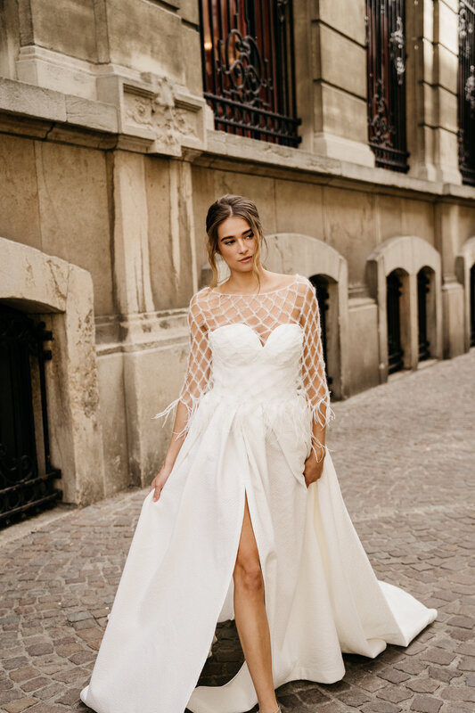 Strapless trouwjurk met grote split en lange sleep