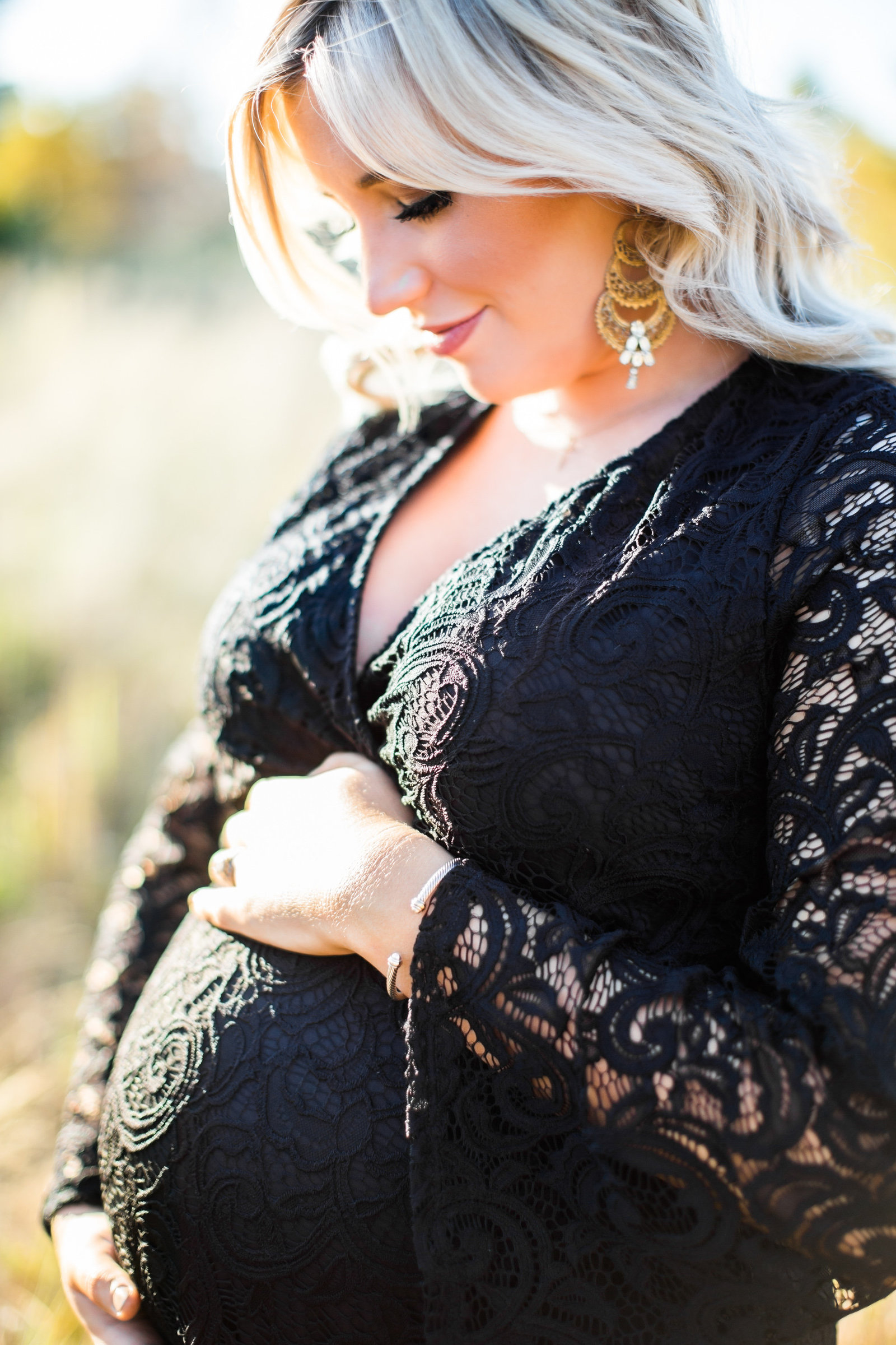Maternity pictures in black lace long sleeve dress