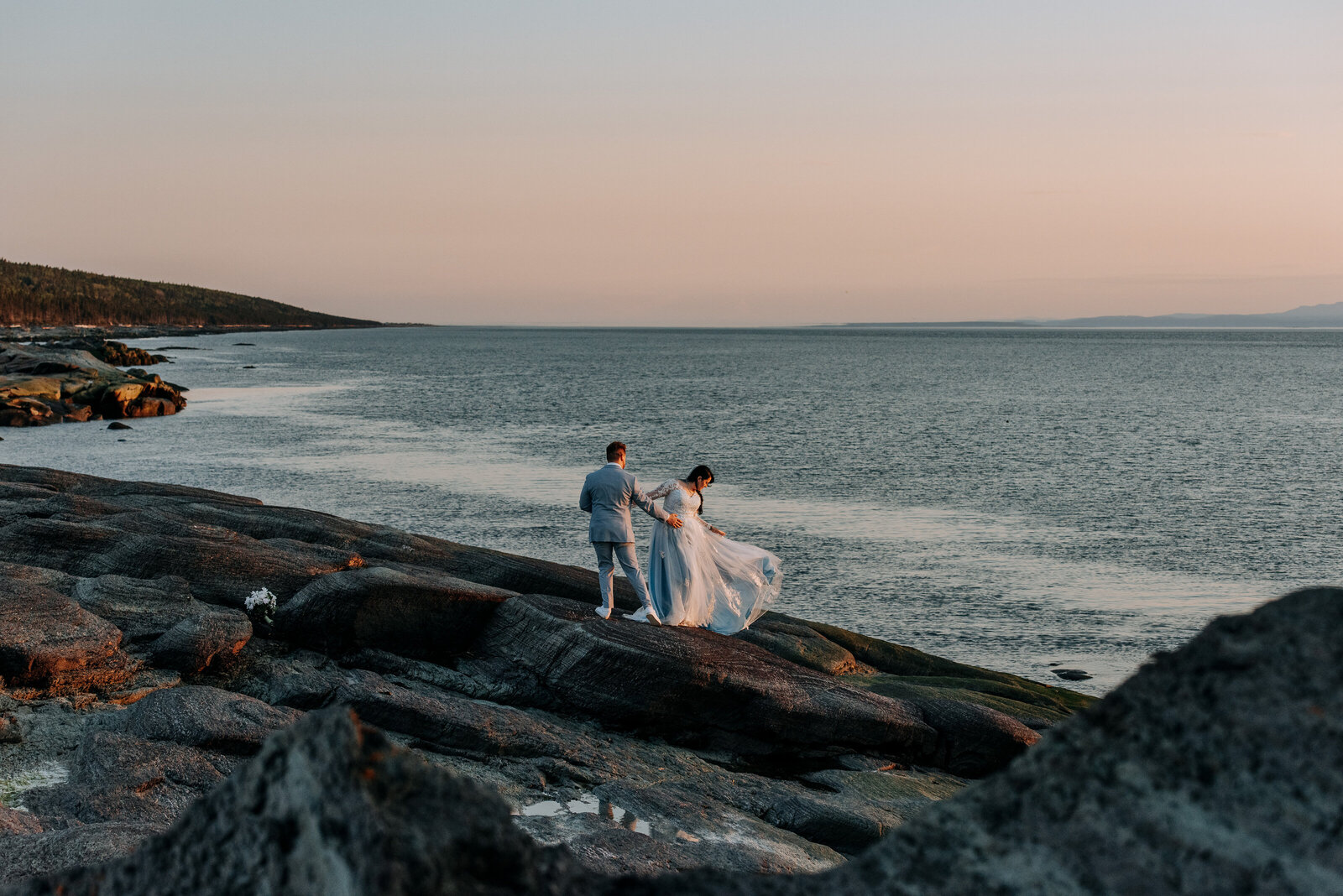 love-is-nord-mariage-intime-ile-verte-elopement-0014