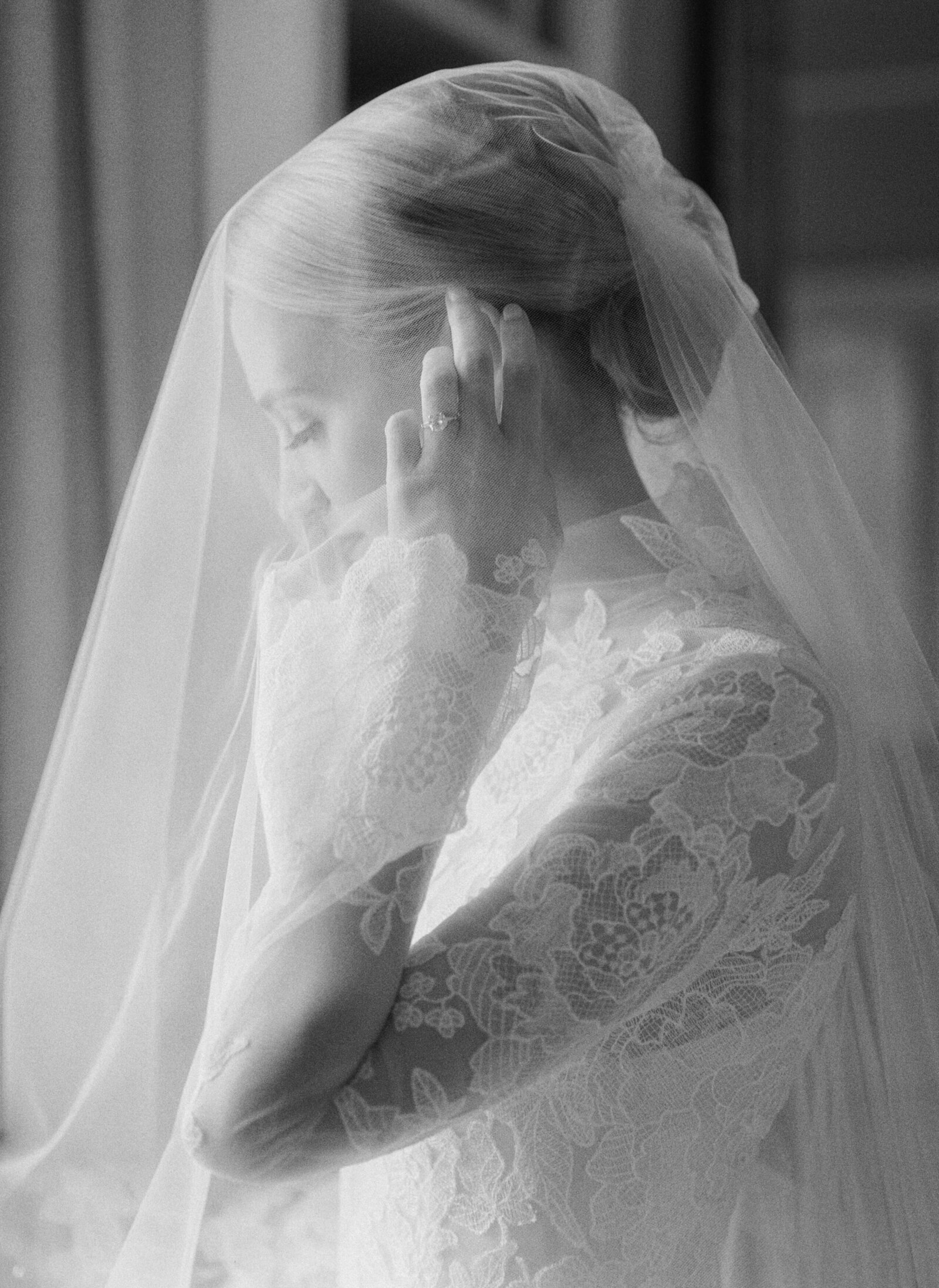 monique-lhuillier-lace-wedding-veil