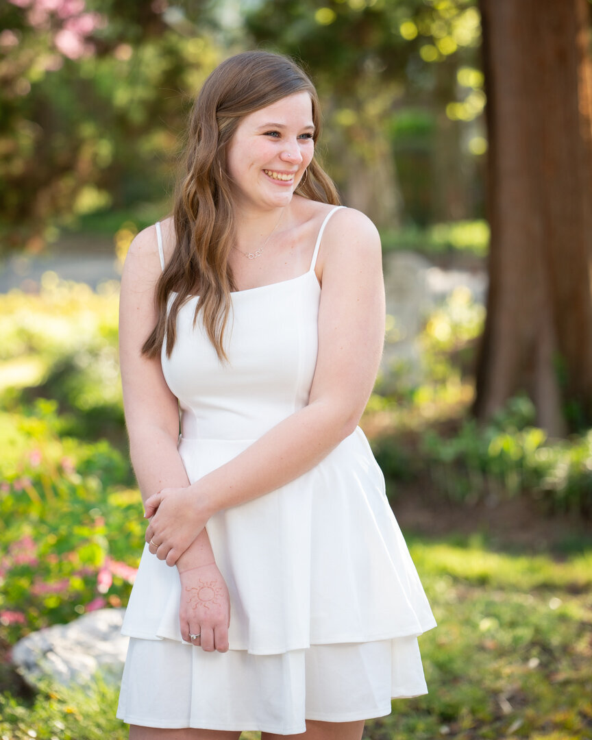 Melissa_Maillett_Photography_Senior_Photographer_White_Dress_Look_Away_Pose