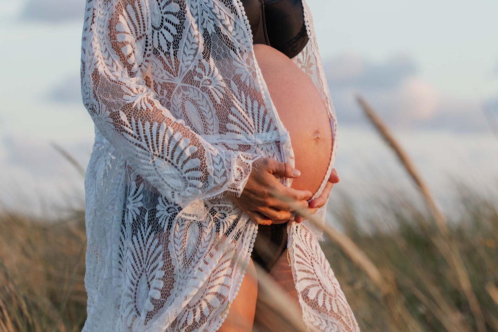 Zwangerschapsshoot in de duinen van Wijk aan Zee op het strand