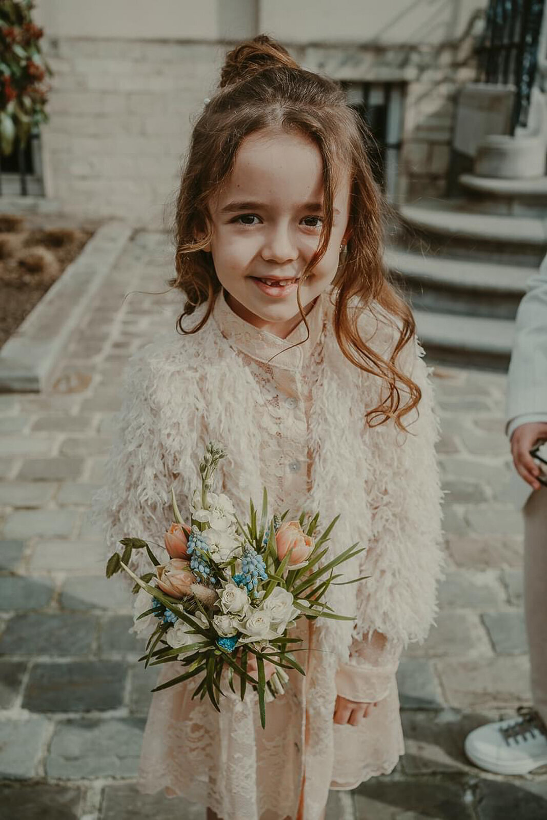 Glamora bridal styling, feestmake-up en kapsels. Make-up artist Antwerpen. Haar kleuren, krullend haar kapsalon Antwerpen. MUAH aan huis.