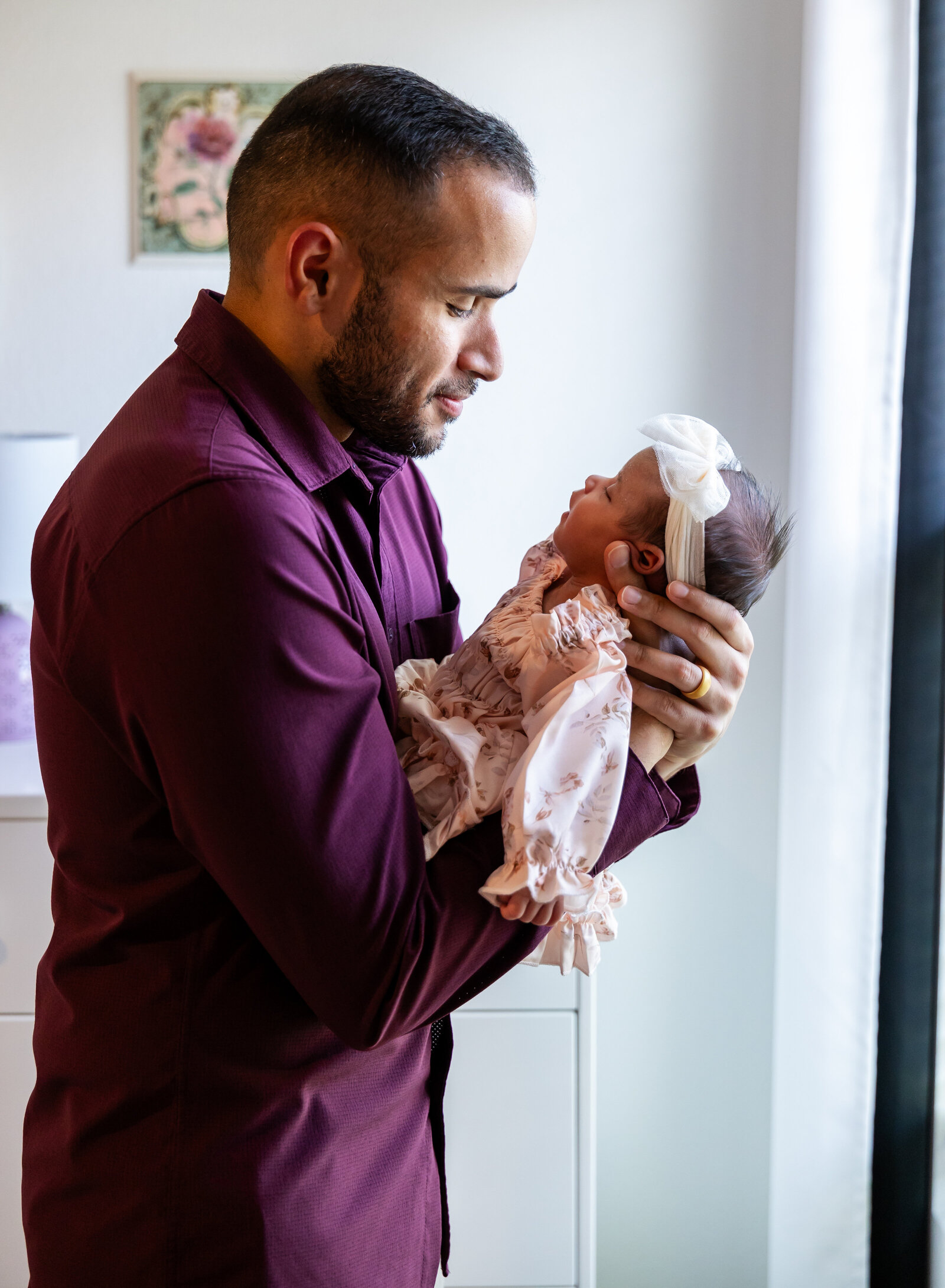 dad with newborn girl