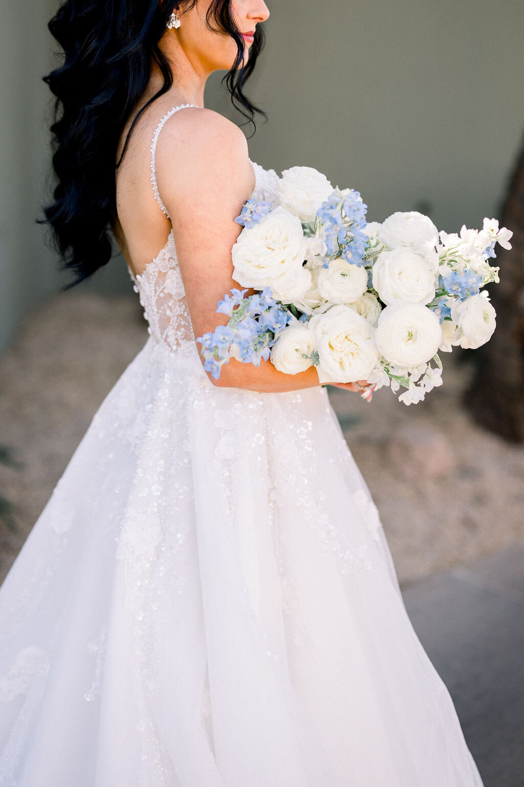 wedding-bouquets-fall-blue-white-colors-roses