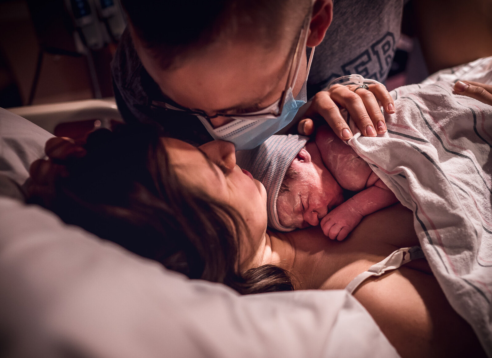 mom and dad meeting newborn baby