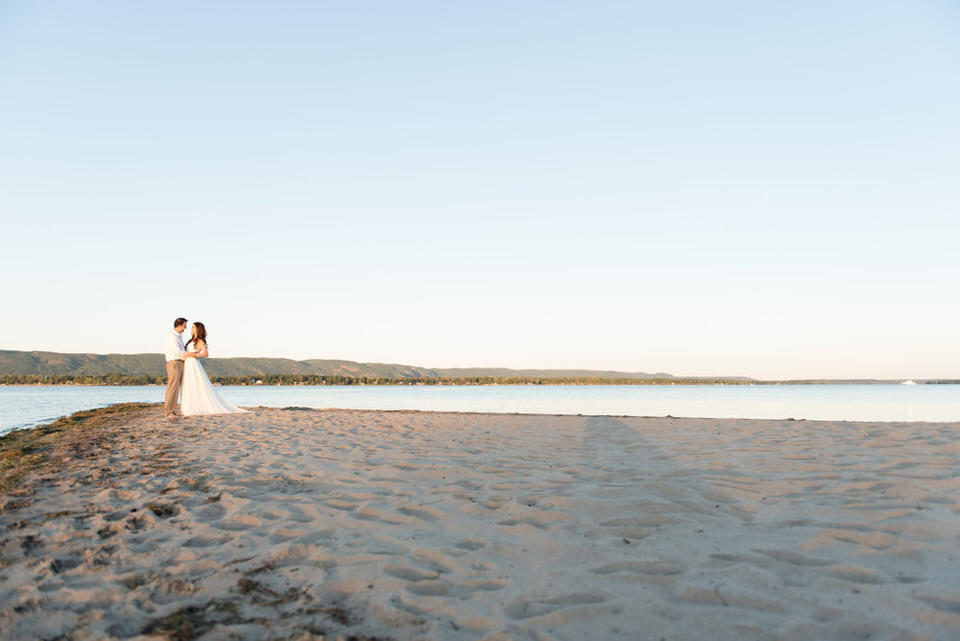 Alaa-Jad-Ottawa-Beach-Bridal-Shoot-Ali-Batoul-Creatives-124-1024x684(pp_w990_h661)